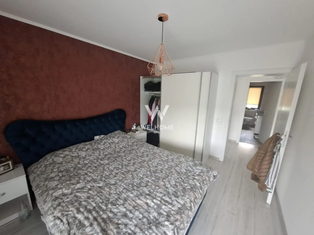 Casa individuala mobilata - Poplaca, Sibiu - Va propunem spre vanzare o casa individuala situata in Poplaca, la doar 6 KM de Sibiu.

Se vinde mobilata si utilata, exact ca in poze

Suprafata 140 mp utili dispusa astfel: pivnita, parter si etaj.
Compartimentare: Parter: hol, living, bucatarie, baie, debara, garaj
 Etaj: 3 dormitoare, baie, balcon.
Suprafata teren - 500 mp
Peste etaj este turnata placa de beton, spatiul fiind pregatit pentru mansardare.
Instalatie clima si la parter si la etaj
Panouri fotovoltaice
Incalzire in pardoseala la parter si calorifere la etaj. Centrala pe lemne.

Pret: 269000 euro