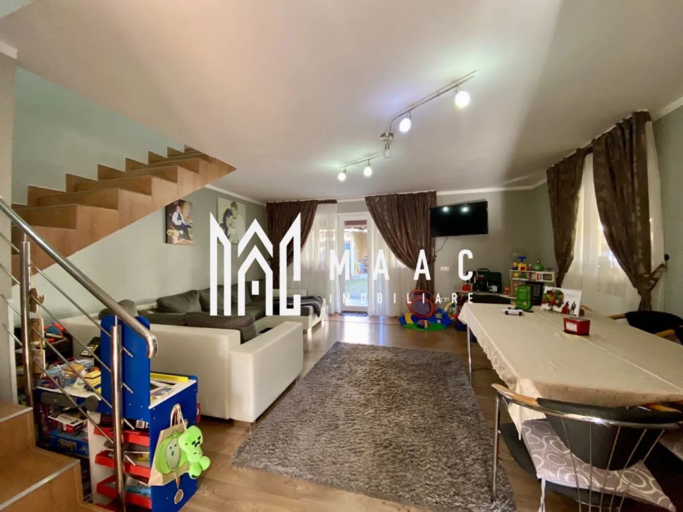 Casa | 118 MPU | Parter+Etaj+Mansarda | Curte | Arhitectilor - MAAC Imobiliare va prezinta o Casa Tip Duplex în Cartierul Arhitectilor. Detalii: Tipul Proprietății: Casă Duplex Locație: Cartierul Arhitectilor Configurație: Parter + Etaj + Mansardă Suprafață Utilă: 118 mp Curte Liberă: 180 mp Parter: Bucătărie Închisă cu Acces Ușor la Terasă Baie Living Hol 2 Terase Acoperite Etaj: 3 Dormitoare Baie Hol Mansardă: Spațiu Generos pentru Depozitare Posibilități de Amenajare Exterior: Curte Spațioasă cu Loc pentru Grill Terasa acoperita pentru 3 Mașini Beneficii: Se Vinde Mobilată și Utilată Luminozitate Naturală în Fiecare Colț al Casei Acces Rapid la Zonele de Interes din Cartierul Arhitectilor Pentru mai multe detalii precizati telefonic ca ati vazut anuntul cu ID CP1883120. }}