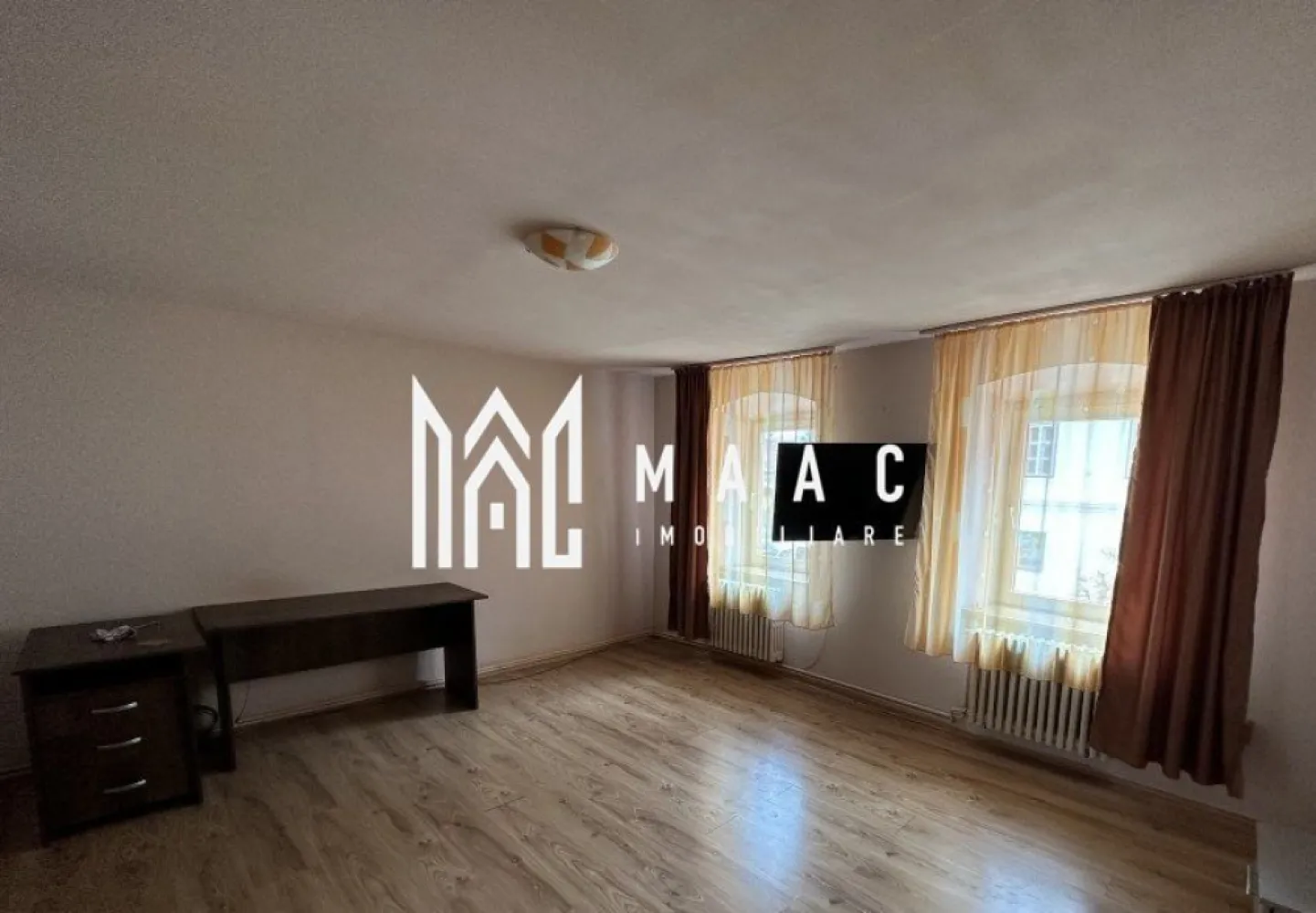 Casa individuala | 220 MPU | Gradina | Curte | Cisnadie - MAAC Imobiliare vă prezintă o casă spațioasă în inima orașului Cisnădie. Caracteristici: Casa are 8 camere, 4 băi, bucătărie și spații de depozitare pe 220 mp utili Teren de 800 mp cu curte spațioasă Pivnita Pod mare cu posibilitate de amenajare ca spațiu de locuit sau depozitare Două centrale termice proprii Posibilități de dezvoltare: Proprietatea oferă potențial pentru o afacere în industria ospitalității, cum ar fi pensiune sau locație pentru evenimente Spațiul generos permite extinderi și personalizare după preferințe Podul oferă opțiuni suplimentare de amenajare sau depozitare Pentru mai multe detalii precizati telefonic ca ati vazut anuntul cu ID CP1881457 }}