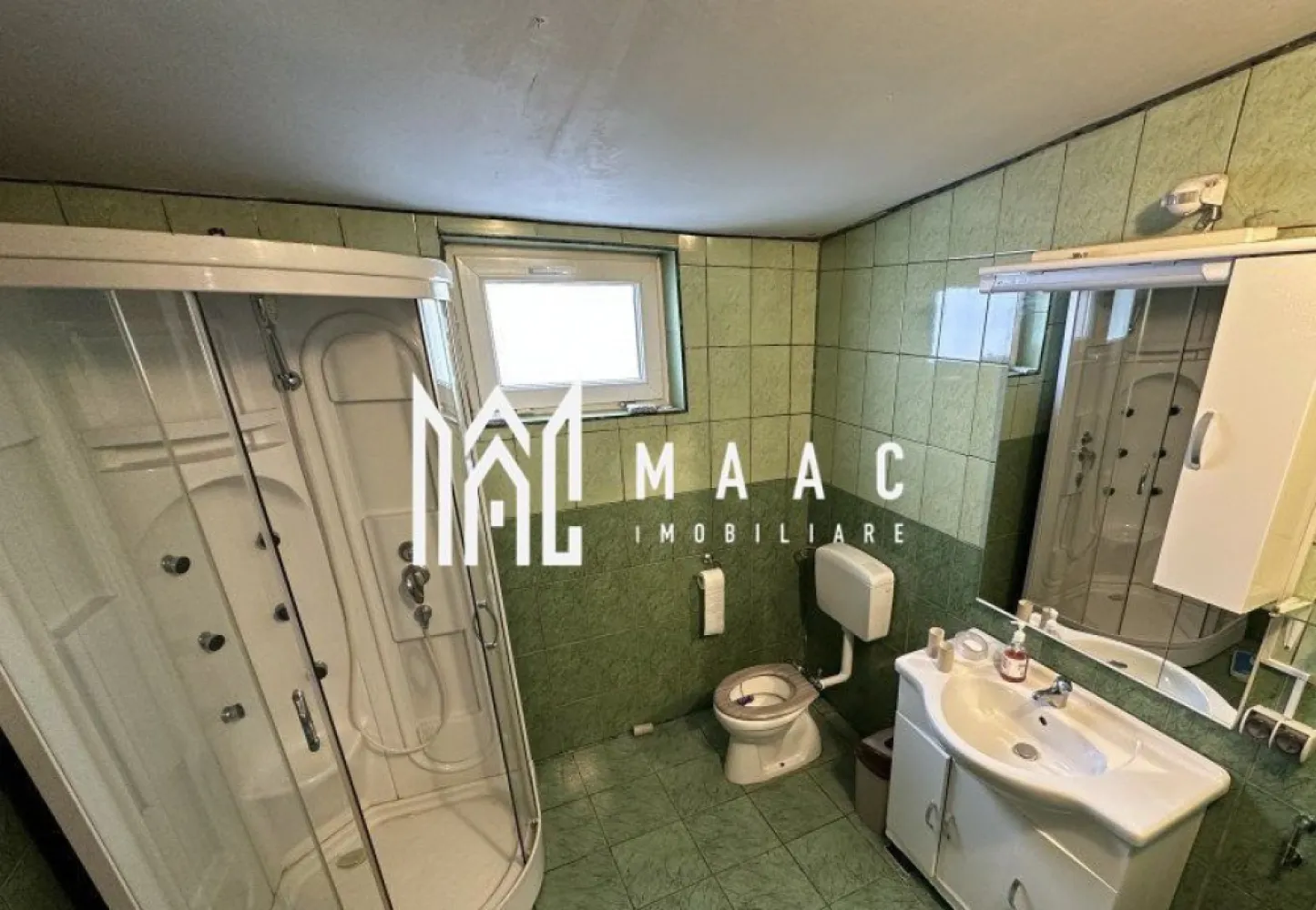 Casa individuala | 220 MPU | Gradina | Curte | Cisnadie - MAAC Imobiliare vă prezintă o casă spațioasă în inima orașului Cisnădie. Caracteristici: Casa are 8 camere, 4 băi, bucătărie și spații de depozitare pe 220 mp utili Teren de 800 mp cu curte spațioasă Pivnita Pod mare cu posibilitate de amenajare ca spațiu de locuit sau depozitare Două centrale termice proprii Posibilități de dezvoltare: Proprietatea oferă potențial pentru o afacere în industria ospitalității, cum ar fi pensiune sau locație pentru evenimente Spațiul generos permite extinderi și personalizare după preferințe Podul oferă opțiuni suplimentare de amenajare sau depozitare Pentru mai multe detalii precizati telefonic ca ati vazut anuntul cu ID CP1881457 }}