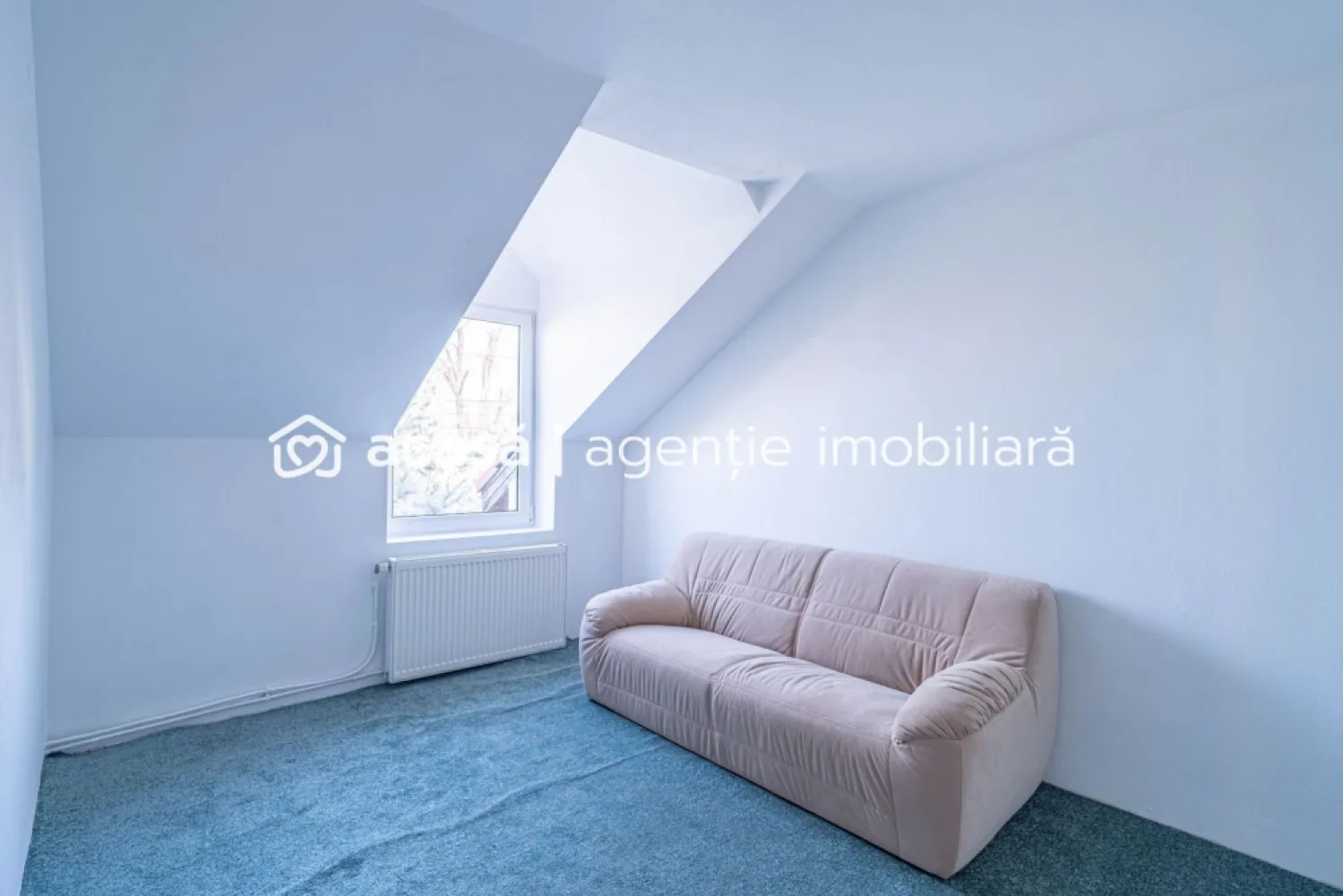 Casă de vânzare – zonă Poltura - Casă spațioasă și bine compartimentată, situată în zona Poltura, într-o zonă liniștită, cu acces la toate utilitățile.

📐 Suprafață teren: 500 mp
📐 Suprafață utilă: 130 mp
📏 Front stradal: 13 m

Compartimentare:
🔹 Parter:
Bucătărie deschisă
Living spațios
Loc de luat masa cu ieșire pe terasă
Terasă
Spațiu de depozitare
Garaj

🔹 Etaj:
3 dormitoare
2 băi
Dormitor matrimonial cu baie proprie și spațiu pentru birou/dressing

💰 Preț: 215.000 €

📞 Sună pentru detalii sau pentru o vizionare.
Contact: 0742267773 Andreea Szuchanszki 

Servicii suplimentare gratuite:
Finanțare: nu ai toată suma? Îți obținem gratuit oferte de la 16 bănci partenere pentru a alege cel mai bun credit.
Evaluare: vrei să știi cât valorează proprietatea ta actuală în piața de azi? Sună-mă pentru o evaluare profesionistă, fără obligații.

Birou: ACASĂ | Agenție imobiliară Arad
Bulevardul Decebal 2, Arad 310133