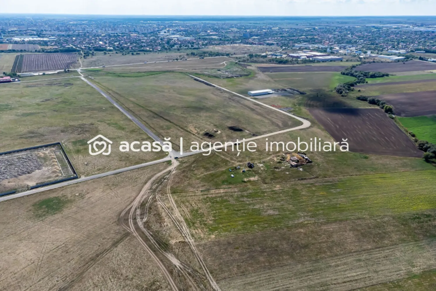Oportunitate – Teren industrial 1.663 mp lângă Centura Vest Arad - Vă propunem spre vânzare un teren industrial cu potențial deosebit, cu acces direct din Centura de Vest a Aradului.

📌 Detalii teren:
Suprafață: 1.663 mp (dar putem să vă punem la dispoziție și suprafețe mai mari)
Regim: intravilan, cu acces facil la drumurile principale
Front stradal: 34 m
Acces imediat la Centura Aradului și la infrastructura rutieră strategică

✅ Avantaje majore:
Zonă industrială și logistică aflată în plină expansiune
Potrivit pentru construcția de hale de producție, spații de depozitare, centre de distribuție sau fabrici
Poziționare excelentă pentru vizibilitate și accesibilitate
Arad este deja un hub industrial recunoscut, iar cererea pentru astfel de terenuri este în continuă creștere

💡 De ce merită această investiție?
Acest teren reprezintă o alegere strategică pentru companii care caută să se extindă rapid într-o zonă cu infrastructură solidă și acces la principalele artere rutiere. De asemenea, este ideal pentru investitori care urmăresc siguranța plasamentului și un randament ridicat pe termen lung, datorită creșterii constante a valorii zonei.

Nu dispui de toată suma? Te ajutăm noi gratuit! Îți obținem oferte de la 16 bănci.

Ai o proprietate de vânzare în Arad și vrei să știi cât valorează cu adevărat?
Sună-mă pentru o evaluare gratuită, fără obligații.

📲 Contact pentru vizionare și detalii:
Lucian Marc – Consultant Imobiliar Acasă Arad
Tel: 0746 093 329

Birou: ACASA | Agenție Imobiliară Arad
📍 Bulevardul Decebal 2, Arad 310133