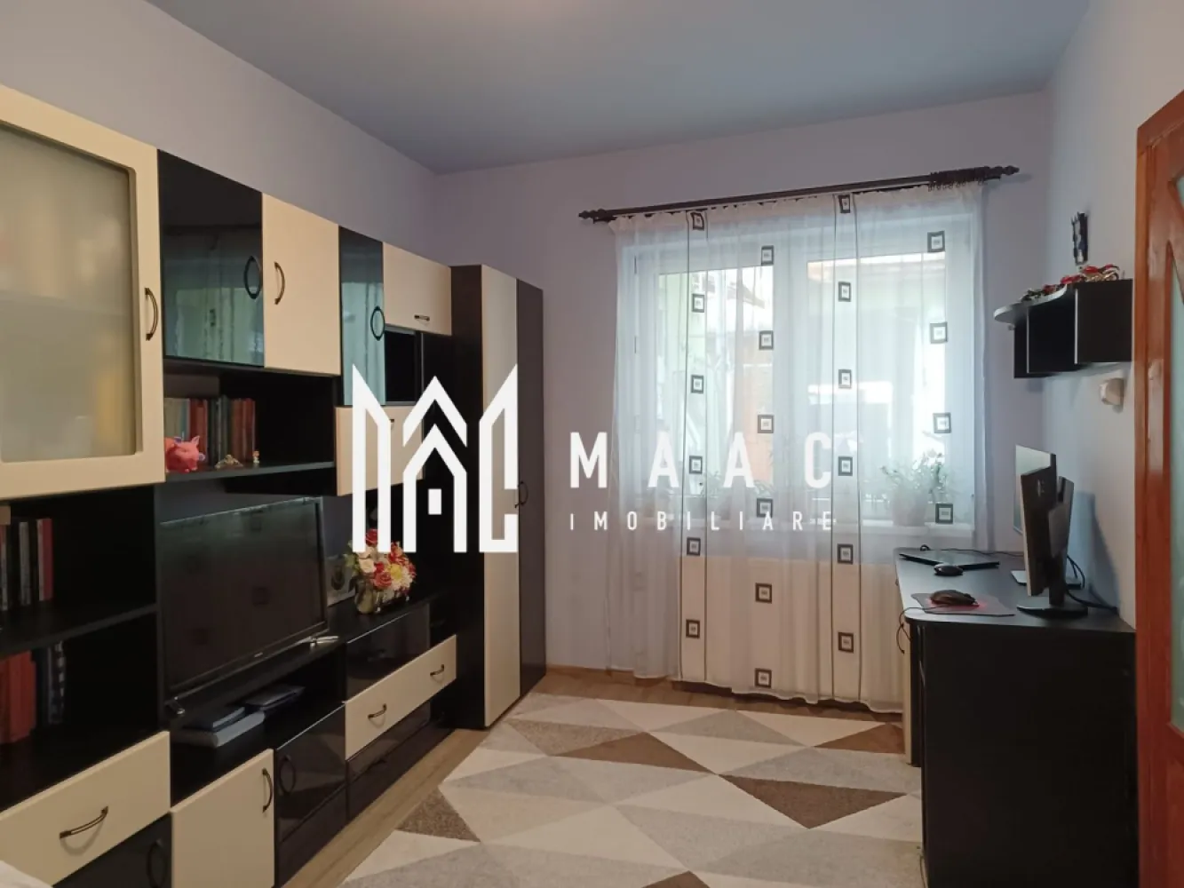 Apartament La Casa | 3 Camere | Orasul De Jos - MAAC Imobiliare propune spre vanzare un apartament la casa situat in Centrul Istoric al Sibiului. Actualmente, cei 62.36 MP utili cuprind: 3 camere, 1 bucatarie, 1 baie, hol, grup sanitar de serviciu, cota parte din curtea si terasa comuna cu alti 3 proprietari. In apropiere se gasesc centre culturale, de invatamant, comerciale, istorice, de agrement etc. Apartamentul se vinde mobilat si utilat. Datorita faptului ca este situat in centrul istoric al Sibiului, poate fi pretabil pentru investitii. Pentru mai multe detalii precizati telefonic ca ati vazut anuntul cu ID: CP1881258. }}