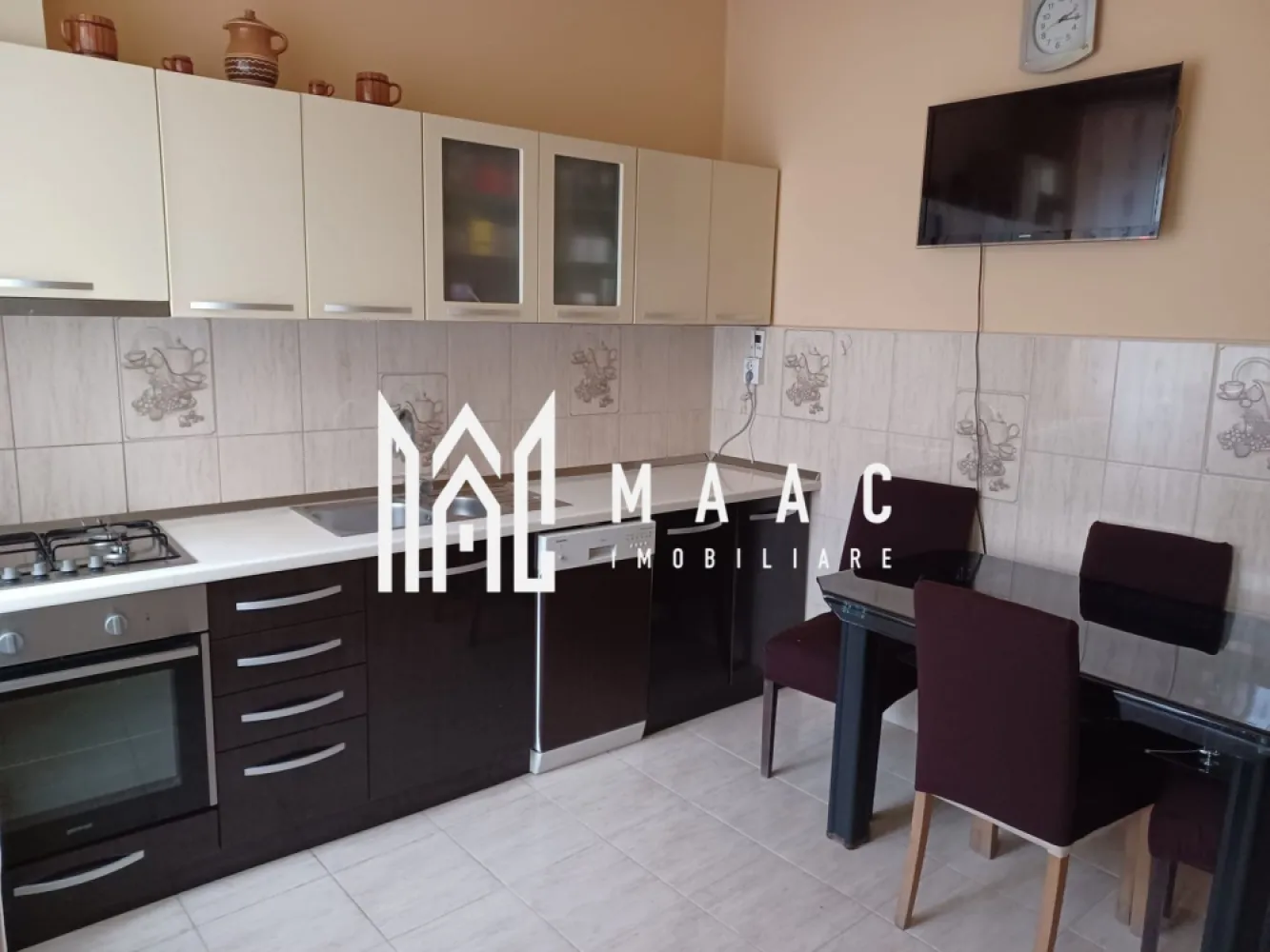 Apartament La Casa | 3 Camere | Orasul De Jos - MAAC Imobiliare propune spre vanzare un apartament la casa situat in Centrul Istoric al Sibiului. Actualmente, cei 62.36 MP utili cuprind: 3 camere, 1 bucatarie, 1 baie, hol, grup sanitar de serviciu, cota parte din curtea si terasa comuna cu alti 3 proprietari. In apropiere se gasesc centre culturale, de invatamant, comerciale, istorice, de agrement etc. Apartamentul se vinde mobilat si utilat. Datorita faptului ca este situat in centrul istoric al Sibiului, poate fi pretabil pentru investitii. Pentru mai multe detalii precizati telefonic ca ati vazut anuntul cu ID: CP1881258. }}