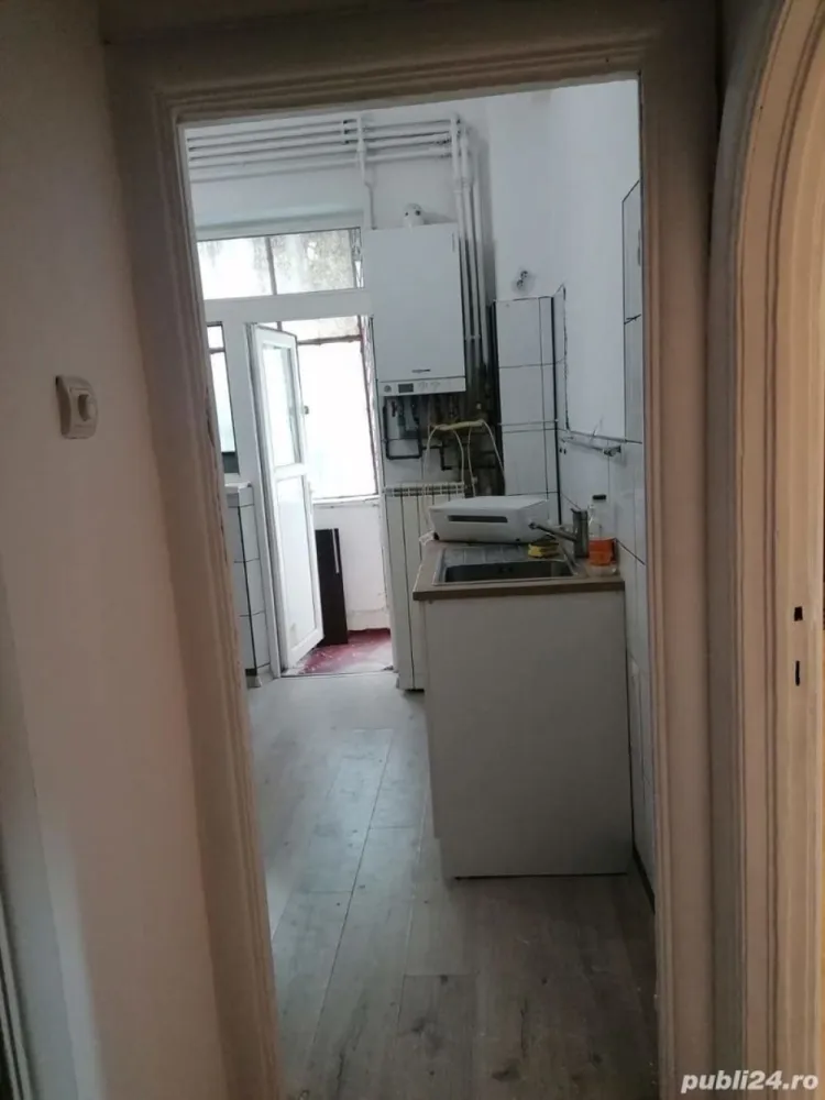 Ag BRASADAS închiriază ap 7 cam PARTER Pța Rosetti. - Agenția BRASADAS închiriază apartament cu 7 camere decomandat situat la PARTER înalt, centrala termica pe gaz, aer condiționat, nemobilat, 2 bai si balcon în zona Piata Rosetti. 
Pentru mai multe oferte accesați www.brasadas.com.