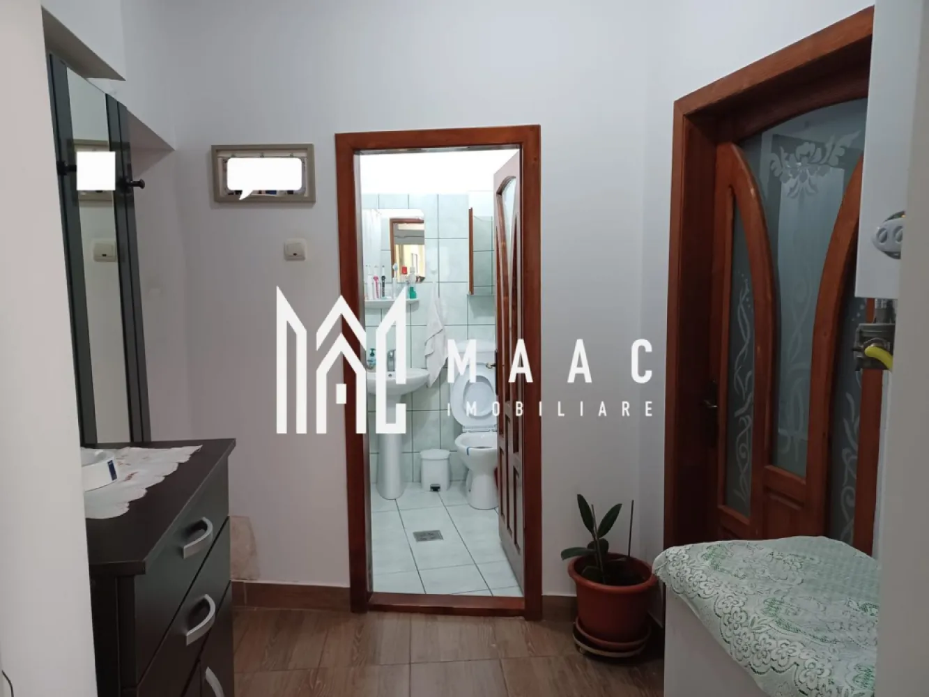 Apartament La Casa | 3 Camere | Orasul De Jos - MAAC Imobiliare propune spre vanzare un apartament la casa situat in Centrul Istoric al Sibiului. Actualmente, cei 62.36 MP utili cuprind: 3 camere, 1 bucatarie, 1 baie, hol, grup sanitar de serviciu, cota parte din curtea si terasa comuna cu alti 3 proprietari. In apropiere se gasesc centre culturale, de invatamant, comerciale, istorice, de agrement etc. Apartamentul se vinde mobilat si utilat. Datorita faptului ca este situat in centrul istoric al Sibiului, poate fi pretabil pentru investitii. Pentru mai multe detalii precizati telefonic ca ati vazut anuntul cu ID: CP1881258. }}