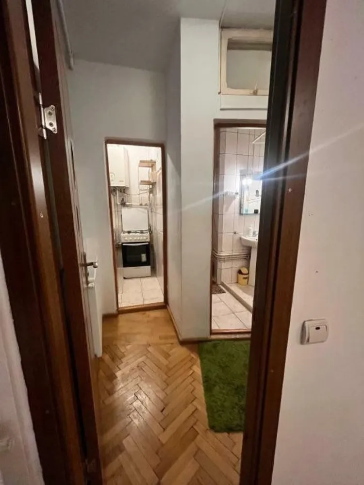 Ag BRASADAS închiriază BIROU 4 cam 120 mp Piaţa Romană. - Ag BRASADAS închiriază un apartament/saptiu de birou generos de 4 camere, cu o suprafaţă utilă de 120 mp, situat într-o locaţie excelentă, la doar 5 minute de staţia de metrou Piaţa Romană.
Compartimentare:
â€˘ 4 camere spaţioase, cu suprafeţe cuprinse între 12,85 mp şi 40 mp
â€˘ Chicinetă
â€˘ Baie
â€˘ Hol
Detalii suplimentare:
Apartamentul este amplasat într-o clădire solidă, cu regim de înălţime S+P+5E, finalizată în anul 1941. Cladirea este expertizata si a fost încadrată în clasa de risc seismic RS3. 
Beneficiază de:
â€˘ Centrală termică proprie
â€˘ Ferestre PVC
â€˘ Renovare recentă
Vecinătăţi şi avantaje:
â€˘ Piaţa Alexandru Lahovari
â€˘ Acces rapid la mijloace de transport, inclusiv metrou (Piaţa Romană â€“ 5 minute)

Pentru mai multe oferte accesați www.brasadas.com.
