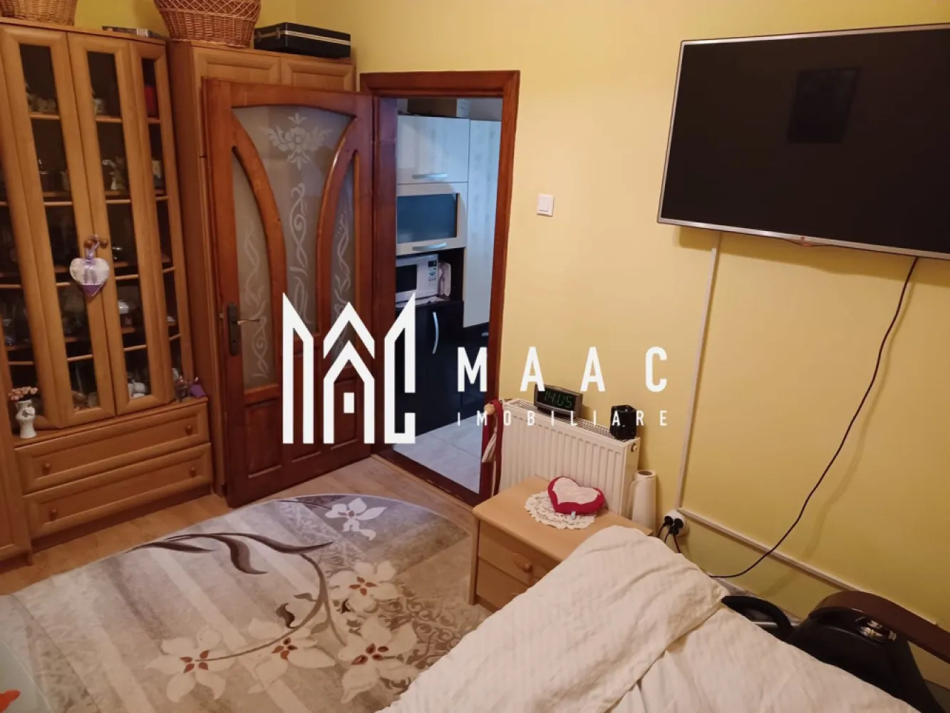 Apartament La Casa | 3 Camere | Orasul De Jos - MAAC Imobiliare propune spre vanzare un apartament la casa situat in Centrul Istoric al Sibiului. Actualmente, cei 62.36 MP utili cuprind: 3 camere, 1 bucatarie, 1 baie, hol, grup sanitar de serviciu, cota parte din curtea si terasa comuna cu alti 3 proprietari. In apropiere se gasesc centre culturale, de invatamant, comerciale, istorice, de agrement etc. Apartamentul se vinde mobilat si utilat. Datorita faptului ca este situat in centrul istoric al Sibiului, poate fi pretabil pentru investitii. Pentru mai multe detalii precizati telefonic ca ati vazut anuntul cu ID: CP1881258. }}