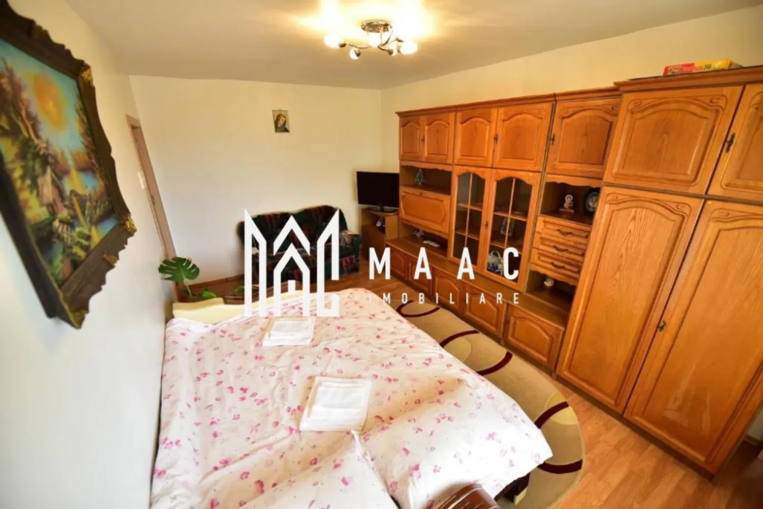 Apartament 2 camere I Decomandat I Vasile Aaron - Propunem spre vanzare un apartament de 2 camere, situat la etajul 9/10 al unui bloc din cartierul Vasile Aaron. Blocul detine lift nou. Locuinta are o suprafata utila de 56 mp si este compartimentat astfel: living, dormitor, bucatarie, baie cu geam, hol, balcon inchis cu termopan. La subsol- pivnita-cca 16mp. Apartamentul are instalatie de aer conditionat. Se preda mobilat si utilat. Parcarea se face stradal. Pentru mai multe detalii precizati telefonic ca ati vazut anuntul cu ID: CP1880494 }}