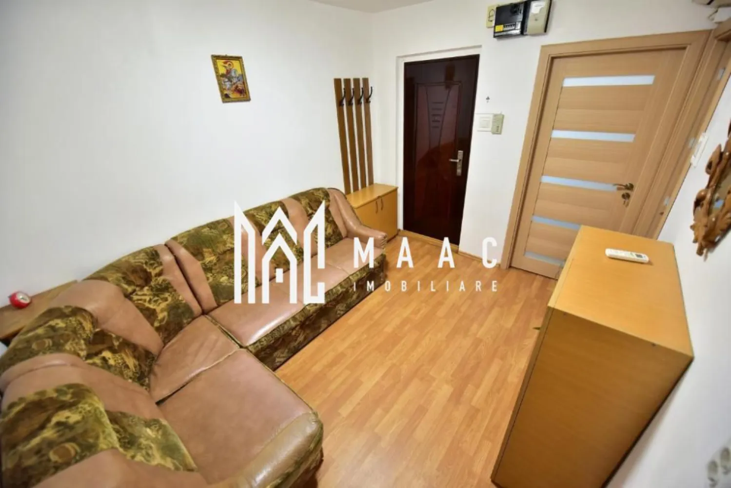 Apartament 2 camere I Decomandat I Vasile Aaron - Propunem spre vanzare un apartament de 2 camere, situat la etajul 9/10 al unui bloc din cartierul Vasile Aaron. Blocul detine lift nou. Locuinta are o suprafata utila de 56 mp si este compartimentat astfel: living, dormitor, bucatarie, baie cu geam, hol, balcon inchis cu termopan. La subsol- pivnita-cca 16mp. Apartamentul are instalatie de aer conditionat. Se preda mobilat si utilat. Parcarea se face stradal. Pentru mai multe detalii precizati telefonic ca ati vazut anuntul cu ID: CP1880494 }}