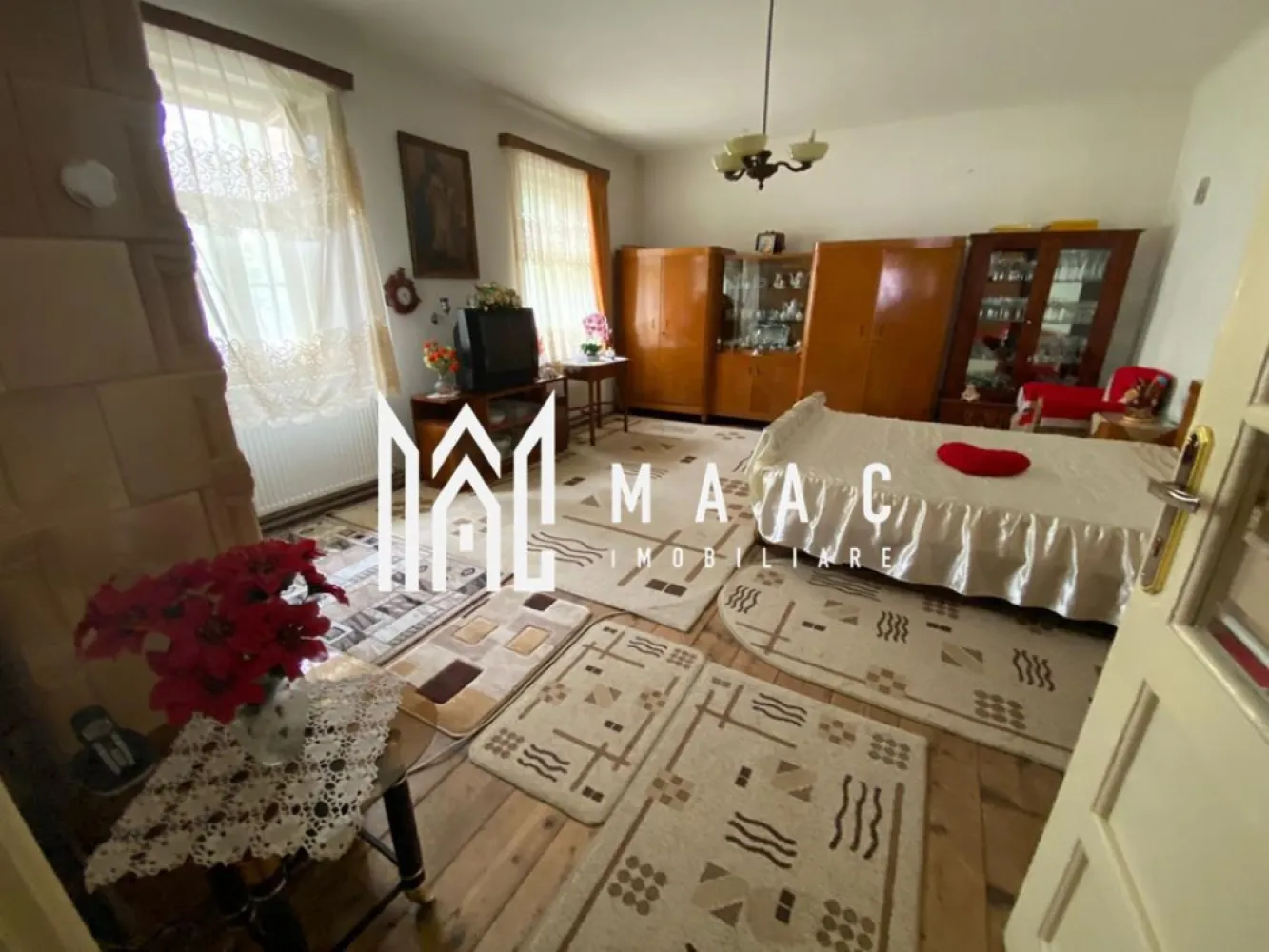 Casa cu gradina proprie 100 mp | Zona Centrala - MAAC Imobiliare vă propune spre vânzare o casă deosebit compartimentată și amenajată în zona Centrală, situată într-o curte comună, o proprietate ideală atât pentru locuință proprie, cât și pentru investiție în regim de închiriere sau hotelier, datorită poziționării într-o zonă de interes major.

Imobilul beneficiază de o compartimentare practică și spații generoase, fiind organizat astfel:
-2 dormitoare mari
-bucătărie
-verandă
-baie
-debara
-bucătărie de vară
-terasă
-grădină proprie de 100 mp

Casa dispune de o grădină proprie de 100 mp, oferind un spațiu exterior valoros pentru relaxare, amenajare peisagistică sau petrecerea timpului liber. Amplasarea în zona Centrală adaugă un plus semnificativ de valoare, proprietatea fiind potrivită atât pentru locuit permanent, cât și pentru exploatare în regim de chirie pe termen lung sau în regim hotelier.

Accesul facil către punctele de interes, poziționarea într-o zonă bine cotată și compartimentarea eficientă transformă această casă într-o oportunitate imobiliară atractivă.

Pentru mai multe detalii, vă rugăm să menționați numărul CP1501861 la telefon.