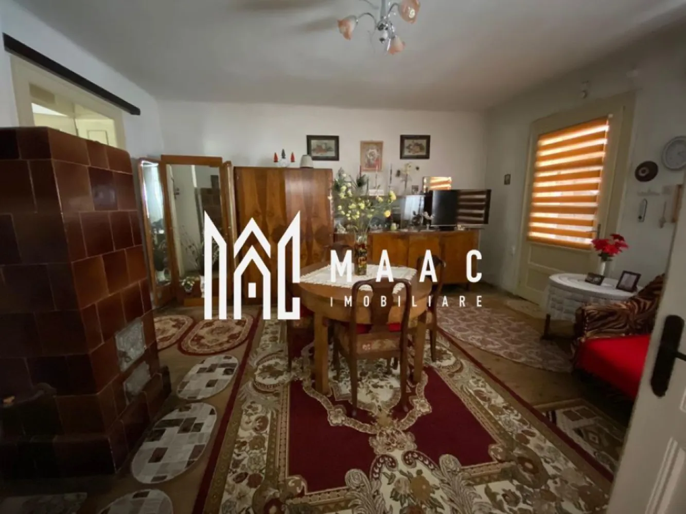 Casa cu gradina proprie 100 mp | Zona Centrala - MAAC Imobiliare vă propune spre vânzare o casă deosebit compartimentată și amenajată în zona Centrală, situată într-o curte comună, o proprietate ideală atât pentru locuință proprie, cât și pentru investiție în regim de închiriere sau hotelier, datorită poziționării într-o zonă de interes major.

Imobilul beneficiază de o compartimentare practică și spații generoase, fiind organizat astfel:
-2 dormitoare mari
-bucătărie
-verandă
-baie
-debara
-bucătărie de vară
-terasă
-grădină proprie de 100 mp

Casa dispune de o grădină proprie de 100 mp, oferind un spațiu exterior valoros pentru relaxare, amenajare peisagistică sau petrecerea timpului liber. Amplasarea în zona Centrală adaugă un plus semnificativ de valoare, proprietatea fiind potrivită atât pentru locuit permanent, cât și pentru exploatare în regim de chirie pe termen lung sau în regim hotelier.

Accesul facil către punctele de interes, poziționarea într-o zonă bine cotată și compartimentarea eficientă transformă această casă într-o oportunitate imobiliară atractivă.

Pentru mai multe detalii, vă rugăm să menționați numărul CP1501861 la telefon.