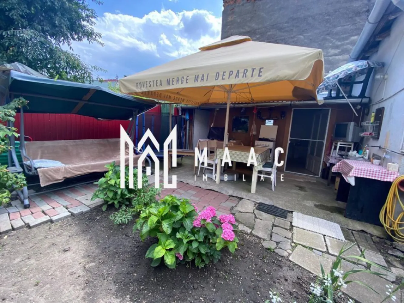 Casa cu gradina proprie 100 mp | Zona Centrala - MAAC Imobiliare vă propune spre vânzare o casă deosebit compartimentată și amenajată în zona Centrală, situată într-o curte comună, o proprietate ideală atât pentru locuință proprie, cât și pentru investiție în regim de închiriere sau hotelier, datorită poziționării într-o zonă de interes major.

Imobilul beneficiază de o compartimentare practică și spații generoase, fiind organizat astfel:
-2 dormitoare mari
-bucătărie
-verandă
-baie
-debara
-bucătărie de vară
-terasă
-grădină proprie de 100 mp

Casa dispune de o grădină proprie de 100 mp, oferind un spațiu exterior valoros pentru relaxare, amenajare peisagistică sau petrecerea timpului liber. Amplasarea în zona Centrală adaugă un plus semnificativ de valoare, proprietatea fiind potrivită atât pentru locuit permanent, cât și pentru exploatare în regim de chirie pe termen lung sau în regim hotelier.

Accesul facil către punctele de interes, poziționarea într-o zonă bine cotată și compartimentarea eficientă transformă această casă într-o oportunitate imobiliară atractivă.

Pentru mai multe detalii, vă rugăm să menționați numărul CP1501861 la telefon.