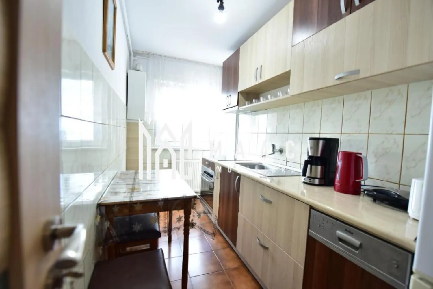 Apartament 2 camere I Decomandat I Vasile Aaron - Propunem spre vanzare un apartament de 2 camere, situat la etajul 9/10 al unui bloc din cartierul Vasile Aaron. Blocul detine lift nou. Locuinta are o suprafata utila de 56 mp si este compartimentat astfel: living, dormitor, bucatarie, baie cu geam, hol, balcon inchis cu termopan. La subsol- pivnita-cca 16mp. Apartamentul are instalatie de aer conditionat. Se preda mobilat si utilat. Parcarea se face stradal. Pentru mai multe detalii precizati telefonic ca ati vazut anuntul cu ID: CP1880494 }}