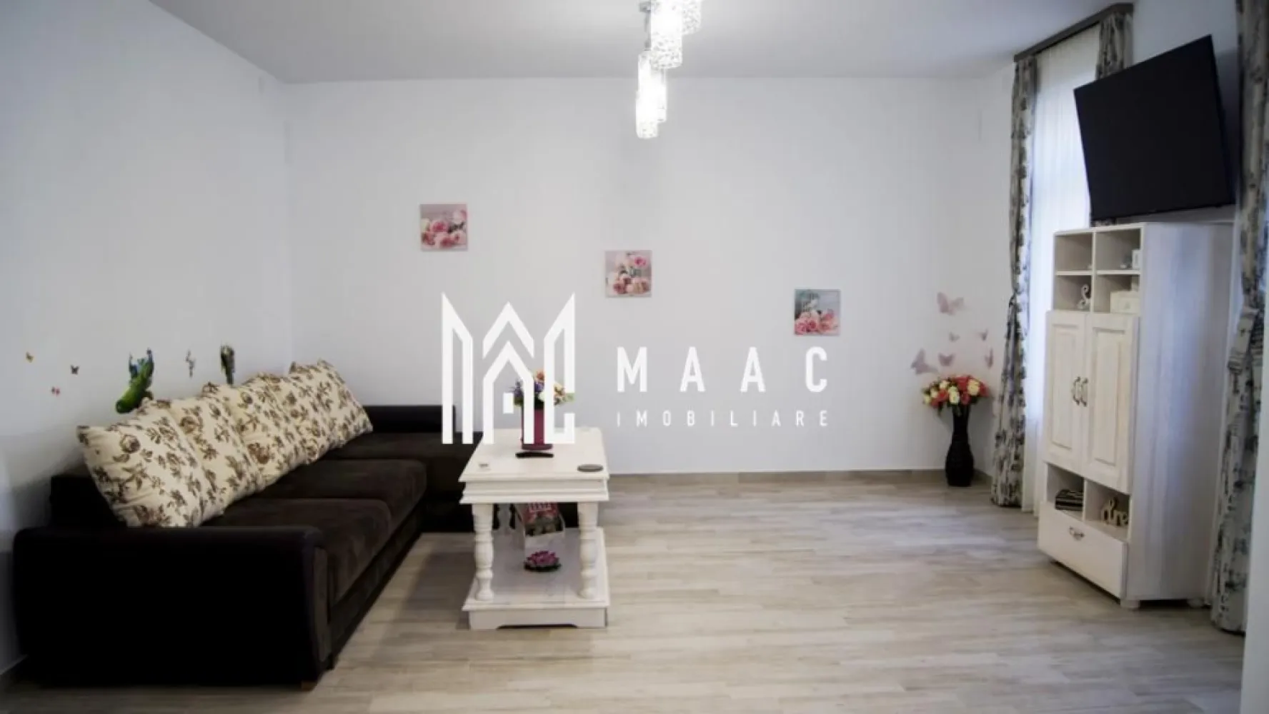 Casă cu 4 camere de vânzare | zona Ultracentrala - MAAC Imobiliare vă propune spre vânzare o casă deosebită situată pe strada Andrei Șaguna, în centrul Sibiului, într-o zonă cu valoare arhitecturală și istorică remarcabilă, aflată în imediata apropiere a principalelor obiective culturale și turistice ale orașului.

Proprietatea are o suprafață utilă de aproximativ 154 mp, desfășurați pe trei niveluri P+1+M, și beneficiază de cotă parte din curtea interioară în suprafață de 54 mp. Imobilul a fost renovat complet în anul 2018, atât la interior cât și la exterior, utilizându-se materiale de calitate superioară și soluții moderne pentru un confort ridicat.

Casa dispune de finisaje și dotări premium, printre care încălzire în pardoseală, scări interioare noi, uși și mobilier din lemn masiv realizate la comandă, toate amenajate cu atenție la detalii și cu un design elegant.

Compartimentarea locuinței este realizată astfel:
-Parter: hol, bucătărie, baie de serviciu, hol, cămară, living generos
-Etaj: două dormitoare, dressing, hol, baie generoasă
-Mansardă: dormitor, hol, dressing

Imobilul se predă complet mobilat și utilat, fiind disponibil imediat pentru mutare sau pentru utilizare ca investiție într-o zonă centrală cu potențial ridicat.

Locația este una deosebită atât din punct de vedere arhitectural, cât și al amplasamentului, fiind situată în centrul civic și cultural al orașului Sibiu, înconjurată de monumente istorice și culturale, teatre, muzee și zone cu ziduri de fortificație.

Pentru mai multe detalii, vă rugăm să menționați telefonic că ați văzut anunțul cu CP1056018.