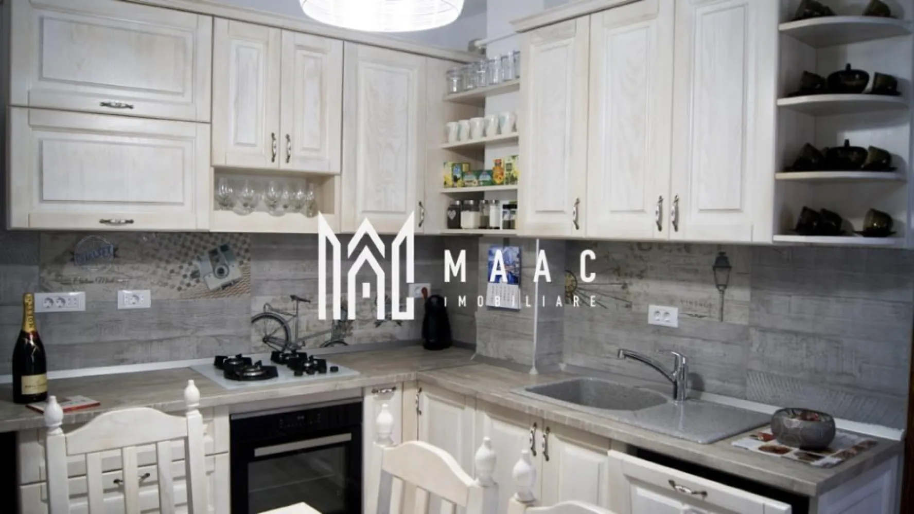 Casă cu 4 camere de vânzare | zona Ultracentrala - MAAC Imobiliare vă propune spre vânzare o casă deosebită situată pe strada Andrei Șaguna, în centrul Sibiului, într-o zonă cu valoare arhitecturală și istorică remarcabilă, aflată în imediata apropiere a principalelor obiective culturale și turistice ale orașului.

Proprietatea are o suprafață utilă de aproximativ 154 mp, desfășurați pe trei niveluri P+1+M, și beneficiază de cotă parte din curtea interioară în suprafață de 54 mp. Imobilul a fost renovat complet în anul 2018, atât la interior cât și la exterior, utilizându-se materiale de calitate superioară și soluții moderne pentru un confort ridicat.

Casa dispune de finisaje și dotări premium, printre care încălzire în pardoseală, scări interioare noi, uși și mobilier din lemn masiv realizate la comandă, toate amenajate cu atenție la detalii și cu un design elegant.

Compartimentarea locuinței este realizată astfel:
-Parter: hol, bucătărie, baie de serviciu, hol, cămară, living generos
-Etaj: două dormitoare, dressing, hol, baie generoasă
-Mansardă: dormitor, hol, dressing

Imobilul se predă complet mobilat și utilat, fiind disponibil imediat pentru mutare sau pentru utilizare ca investiție într-o zonă centrală cu potențial ridicat.

Locația este una deosebită atât din punct de vedere arhitectural, cât și al amplasamentului, fiind situată în centrul civic și cultural al orașului Sibiu, înconjurată de monumente istorice și culturale, teatre, muzee și zone cu ziduri de fortificație.

Pentru mai multe detalii, vă rugăm să menționați telefonic că ați văzut anunțul cu CP1056018.