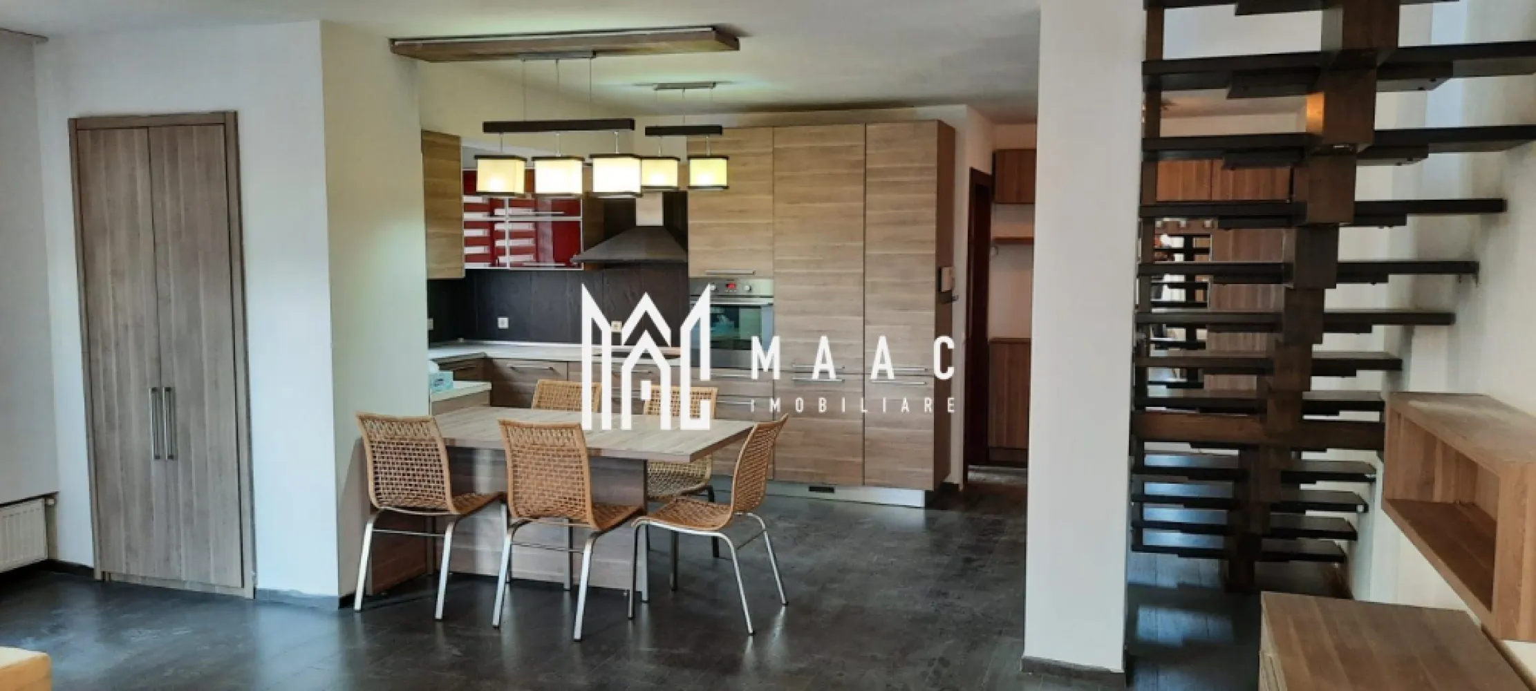 Apartament 3 Camere | 100MPU | 2 Niveluri | Calea Dumbravii - MAAC Imobiliare va propune spre vanzare un apartament cu 3 camere situat la etajul 1 al unui imobil cu 7 apartamente, situat pe Calea Dumbrăvii. Apartamentul este organizat pe două niveluri, astfel: - La primul nivel living+bucătărie open-space, baie, dressing şi balcon 4MP; - La nivelul superior hol, baie, dormitor, dormitor matrimonial + dressing şi balcon 4MP cu acces din ambele dormitoare. Apartamentul deţine un loc de parcare in curtea interioara + o boxa pentru depozitare. Imobilul are la etajul al III-lea, o terasă de 90MP cu vedere la Munţii Făgăraş, cat şi o curte interioara comuna cu filigorie, loc de grătar şi multă vegetaţie (nuc, stejar, peri, cireşi ornamentali). Retras de la frontul stradal 20ML. In imediata apropiere se afla Parcul Sub Arini, la 10 minute de Gradina Zoologica (mers pe jos). Acces imediat la pistele de bicicletă. Pentru mai multe informații sau pentru a programa o vizionare, nu ezitați să ne contactați, specificand ID: CP1879424. }}