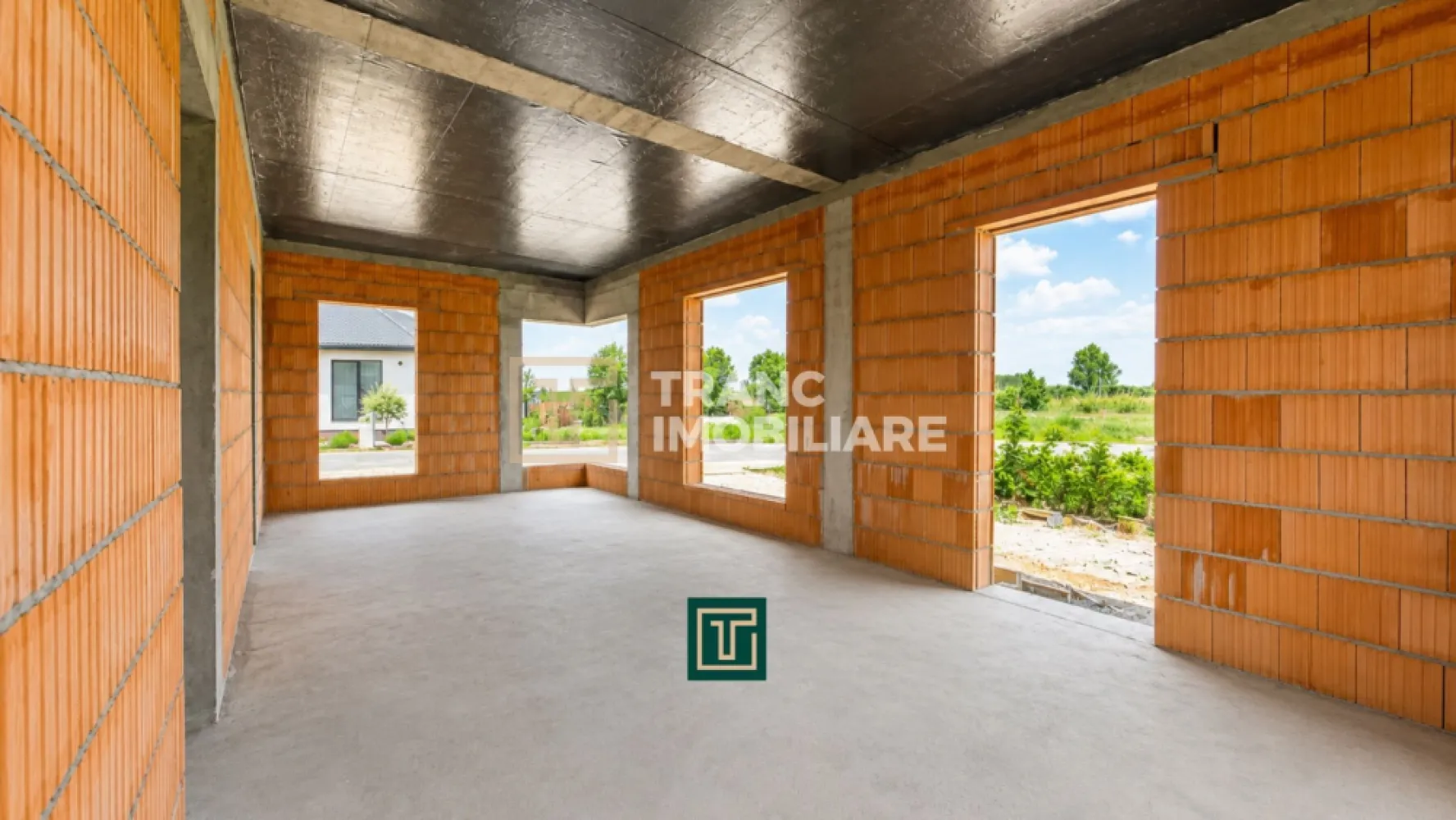 Casă nouă la cheie în Finberg Residence Arad - 🏡 Tranc Imobiliare vă propune spre vânzare, în exclusivitate, o casă modernă situată în cartierul Finberg Residence, Arad – zona Gai.

Proprietatea este amplasată într-un cartier rezidențial privat, liniștit, cu trafic redus, format în mare parte din familii tinere. Accesul în cartier este privat, oferind mai multă intimitate și siguranță. Din cartier se ajunge ușor către facilitățile din zonă: magazine, școli, grădinițe, biserică și acces către zona industrială. Totodată, în cadrul cartierului urmează să fie amenajat și un loc de joacă pentru copii.

Casa este construită pe un singur nivel și are o suprafață de 100 mp construiți și 80 mp utili, fiind compartimentată astfel:
✔️ Hol de acces 
✔️ Bucătărie separată și living, cu posibilitatea de a fi transformate în open space 
✔️ 2 dormitoare (12 mp fiecare) 
✔️ 2 băi 

🌿 Proprietatea dispune și de un teren de 250 mp, care se va preda amenajat cu gazon și spațiu verde. În fața casei sunt amenajate locuri de parcare, existând și posibilitatea parcării în interiorul curții.

🔑 Casa se predă la cheie, cumpărătorul având posibilitatea de a-și alege finisajele interioare:
✔️ Gresie 
✔️ Faianță 
✔️ Parchet 
✔️ Întrerupătoare și dulii pentru iluminat 
✔️ Obiecte sanitare pentru băi 

✔️ Proprietatea va avea implementată încălzire în pardoseală 
✔️ Tâmplărie PVC cu geam termopan și sticlă de reflexie 

🏗️ Construcția este realizată din cărămidă Porotherm, cu acoperiș din țiglă și izolație exterioară.

Casa beneficiază de toate utilitățile:
✔️ Curent 
✔️ Gaz 
✔️ Apă 
✔️ Canalizare 
✔️ Internet 
✔️ Iluminat stradal 

📐 Front stradal: 15 metri

💰 Preț: 179.000 € 
✅ Comision 0% pentru cumpărător

📞 Pentru mai multe detalii și programarea unei vizionări +40 748 125 408.