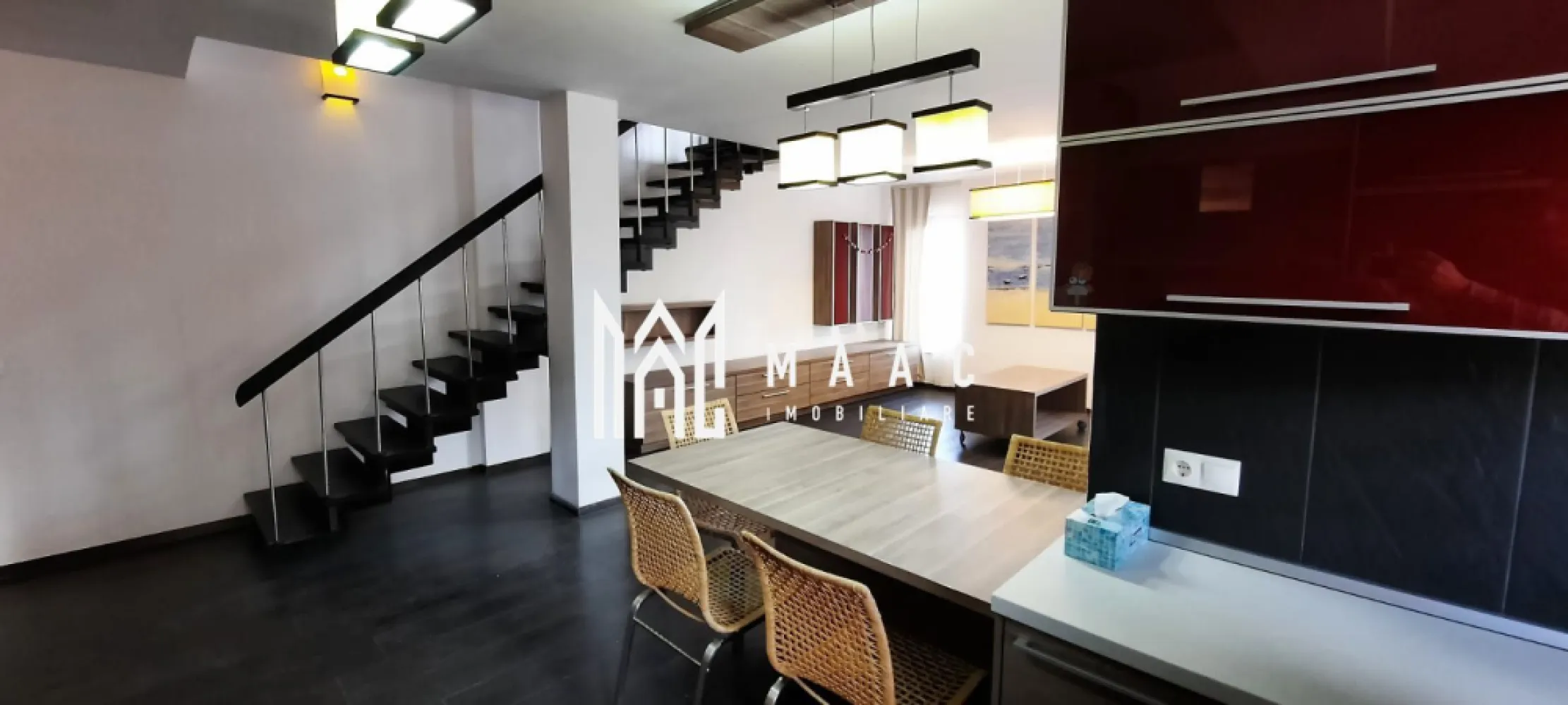 Apartament 3 Camere | 100MPU | 2 Niveluri | Calea Dumbravii - MAAC Imobiliare va propune spre vanzare un apartament cu 3 camere situat la etajul 1 al unui imobil cu 7 apartamente, situat pe Calea Dumbrăvii. Apartamentul este organizat pe două niveluri, astfel: - La primul nivel living+bucătărie open-space, baie, dressing şi balcon 4MP; - La nivelul superior hol, baie, dormitor, dormitor matrimonial + dressing şi balcon 4MP cu acces din ambele dormitoare. Apartamentul deţine un loc de parcare in curtea interioara + o boxa pentru depozitare. Imobilul are la etajul al III-lea, o terasă de 90MP cu vedere la Munţii Făgăraş, cat şi o curte interioara comuna cu filigorie, loc de grătar şi multă vegetaţie (nuc, stejar, peri, cireşi ornamentali). Retras de la frontul stradal 20ML. In imediata apropiere se afla Parcul Sub Arini, la 10 minute de Gradina Zoologica (mers pe jos). Acces imediat la pistele de bicicletă. Pentru mai multe informații sau pentru a programa o vizionare, nu ezitați să ne contactați, specificand ID: CP1879424. }}