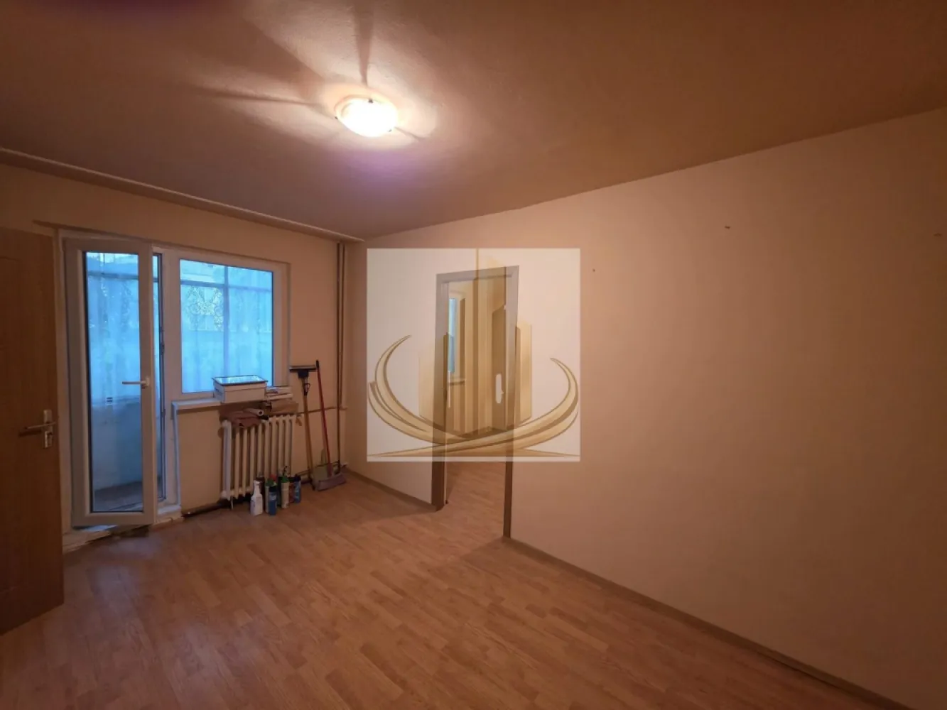 Apartament 2 camere 32 mp parter Dacia - Se oferă spre vânzare apartament cu 2 camere, situat la parter, în zona Dacia, într-o locație liniștită și bine conectată la mijloace de transport, magazine, școli și alte puncte de interes.

Suprafață utilă: 32 mp
Situat la parter
Compartimentare practică și eficientă
Balcon închis
Geamuri termopan
Ideal pentru locuit sau investiție

Apartamentul este potrivit pentru un cuplu, persoane în vârstă sau pentru închiriere datorită poziționării foarte bune.

Preț: 65000 EUR
Pentru mai multe informații și programări la vizionare: 0766459997

ID Intern: CP3079611