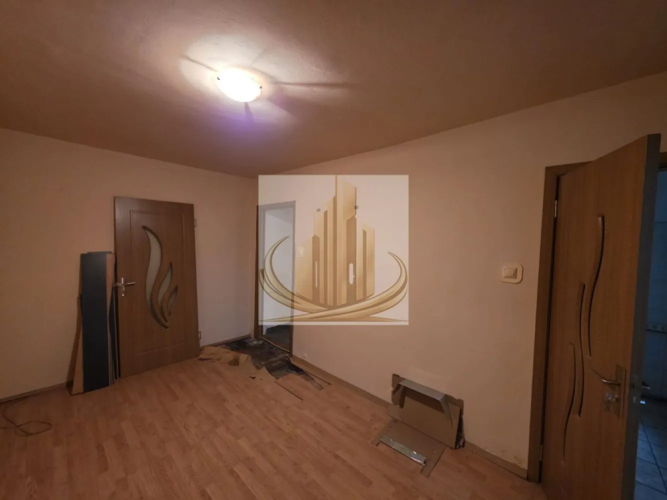 Apartament 2 camere 32 mp parter Dacia - Se oferă spre vânzare apartament cu 2 camere, situat la parter, în zona Dacia, într-o locație liniștită și bine conectată la mijloace de transport, magazine, școli și alte puncte de interes.

Suprafață utilă: 32 mp
Situat la parter
Compartimentare practică și eficientă
Balcon închis
Geamuri termopan
Ideal pentru locuit sau investiție

Apartamentul este potrivit pentru un cuplu, persoane în vârstă sau pentru închiriere datorită poziționării foarte bune.

Preț: 65000 EUR
Pentru mai multe informații și programări la vizionare: 0766459997

ID Intern: CP3079611