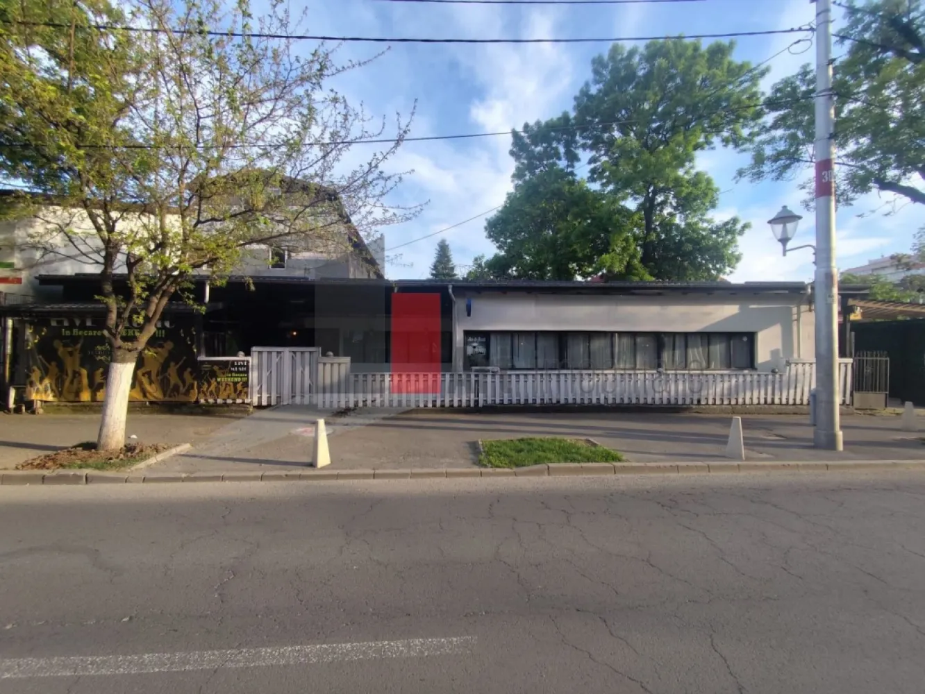 Spatiu comercial de inchiriat in zona Berceceni (Bulevard) - RESTAURANT COMPLET ECHIPAT DE ÎNCHIRIAT – BERCENI

Se oferă spre închiriere spațiu tip restaurant, complet utilat și pregătit pentru funcționare, situat într-o zonă foarte bună din Berceni, cu acces facil și vizibilitate.

Suprafețe:

Aproximativ 310 mp utili (la care se adaugă spațiile auxiliare)
Teren total: 500 mp (aprox. 90% construit)
Terasă semi-închisă: ~100 mp utili
Salon (include și zona de bar): 139 mp
Cameră de joacă pentru copii: 34 mp
Grupuri sanitare: 11 mp + suplimentare pe terasă

Compartimentare și dotări:
Zona de servire este amplă și bine organizată, potrivită atât pentru clienți individuali, cât și pentru evenimente. Salonul dispune de:

Bar
Aproximativ 40 scaune și 10 mese (3 extensibile)
Televizoare, sistem audio surround, sistem de casă
Ventiloconvectoare pentru climatizare
Sistem de alarmă

Cameră de joacă pentru copii – avantaj important pentru un concept orientat către familii.

Terasă semi-acoperită (~100 mp):

Răcire adiabatică și ventilatoare cu apă pentru sezonul cald
4 radiatoare profesionale suspendate pentru sezonul rece
Sistem audio
Ladă frigorifică
2 grupuri sanitare

Bucătărie profesională complet echipată:

2 aragaze + plită cu rocă vulcanică
3 friteuze
3 mese reci + 3 frigidere
Cuptor pizza electric (2 cuve)
Cuptor + convectomat
Feliator, mese de lucru, lavoare, chiuvetă bucătar
2 boilere electrice de 100L (cu posibilitate montare centrală)

Acces și facilități:

Acces facil pentru clienți și aprovizionare
Intrare suplimentară în partea din spate
Posibilitate amenajare parcare
1–2 locuri de parcare existente
Acces pentru persoane cu dizabilități

Utilități:

Gaz
Apă curentă
Canalizare
Curent trifazic

Acte:
Documentație completă, spațiul este pretabil pentru autorizare.

Condiții:
Chirie avantajoasă raportată la dotări și suprafață + garanție.

Pentru detalii și programări vizionare: telefon sau WhatsApp.
