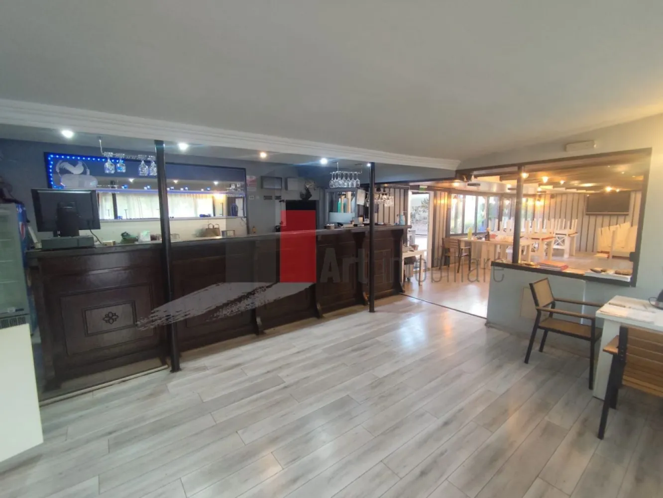 Spatiu comercial de inchiriat in zona Berceceni (Bulevard) - RESTAURANT COMPLET ECHIPAT DE ÎNCHIRIAT – BERCENI

Se oferă spre închiriere spațiu tip restaurant, complet utilat și pregătit pentru funcționare, situat într-o zonă foarte bună din Berceni, cu acces facil și vizibilitate.

Suprafețe:

Aproximativ 310 mp utili (la care se adaugă spațiile auxiliare)
Teren total: 500 mp (aprox. 90% construit)
Terasă semi-închisă: ~100 mp utili
Salon (include și zona de bar): 139 mp
Cameră de joacă pentru copii: 34 mp
Grupuri sanitare: 11 mp + suplimentare pe terasă

Compartimentare și dotări:
Zona de servire este amplă și bine organizată, potrivită atât pentru clienți individuali, cât și pentru evenimente. Salonul dispune de:

Bar
Aproximativ 40 scaune și 10 mese (3 extensibile)
Televizoare, sistem audio surround, sistem de casă
Ventiloconvectoare pentru climatizare
Sistem de alarmă

Cameră de joacă pentru copii – avantaj important pentru un concept orientat către familii.

Terasă semi-acoperită (~100 mp):

Răcire adiabatică și ventilatoare cu apă pentru sezonul cald
4 radiatoare profesionale suspendate pentru sezonul rece
Sistem audio
Ladă frigorifică
2 grupuri sanitare

Bucătărie profesională complet echipată:

2 aragaze + plită cu rocă vulcanică
3 friteuze
3 mese reci + 3 frigidere
Cuptor pizza electric (2 cuve)
Cuptor + convectomat
Feliator, mese de lucru, lavoare, chiuvetă bucătar
2 boilere electrice de 100L (cu posibilitate montare centrală)

Acces și facilități:

Acces facil pentru clienți și aprovizionare
Intrare suplimentară în partea din spate
Posibilitate amenajare parcare
1–2 locuri de parcare existente
Acces pentru persoane cu dizabilități

Utilități:

Gaz
Apă curentă
Canalizare
Curent trifazic

Acte:
Documentație completă, spațiul este pretabil pentru autorizare.

Condiții:
Chirie avantajoasă raportată la dotări și suprafață + garanție.

Pentru detalii și programări vizionare: telefon sau WhatsApp.