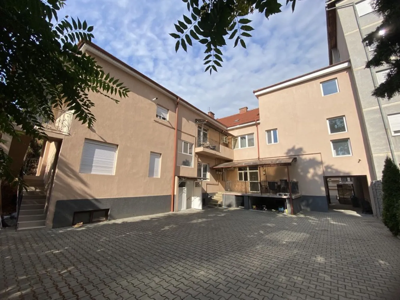 BRASADAS vinde casa pt locuit / afaceri zona ULTRACENTRALA. - Agenția imobiliara BRASADAS vinde vila deosebită în inima orașului Satu Mare - Ideală pentru locuit și afaceri

Descoperă această bijuterie arhitecturală, situată în zona ultra-centrală a orașului Satu Mare, perfectă pentru cei care caută o locuință elegantă sau un spațiu comercial de prestigiu.

Construită în 1937 și complet renovată în 2016, această proprietate oferă o combinație perfectă între farmecul clasic și confortul modern.

Caracteristici principale:
Suprafață totală construită: 262,23 mp
Demisol generos: 252,07 mp construiți / 189,66 mp utili – ideal pentru depozitare sau activități comerciale.
Parter spațios: 262,23 mp construiți / 212,54 mp utili – perfect pentru birouri sau spații de locuit deschise și luminoase.
Etaj elegant: 249,3 mp construiți / 197,04 mp utili – ideal pentru locuință privată sau apartamente de lux.
Pod foarte spațios: Poate fi transformat cu ușurință în birouri, camere de locuit sau chiar închiriat în regim hotelier – oportunitate perfectă pentru investiții suplimentare.
Teren: 454 mp cu o curte privată de 191,77 mp, singura de pe stradă care permite accesul auto direct.
Avantaje unice:
Localizare excepțională: Situată în inima orașului, aproape de școli, mijloace de transport în comun, bănci și Parcul Central – tot ce ai nevoie la câțiva pași distanță!
Flexibilitate: Imobilul este deja adaptat pentru utilizare mixtă – atât rezidențială, cât și comercială.
Renovat complet: Modernizată în 2016, păstrându-se detalii originale, dar aducând un confort sporit și eficiență energetică.
Aceasta este oportunitatea perfectă pentru cei care doresc să investească într-o proprietate de prestigiu, într-o locație de top, ce poate fi transformată într-un sediu de firmă, locuință de lux sau chiar o afacere prosperă.
Www.brasadas.com.