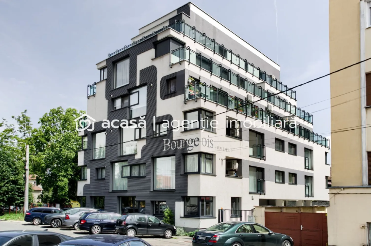 Penthouse bloc nou lângă Malul Muresului în Arad - Vă prezentăm spre vânzare un penthouse de lux deosebit, situat într-o zonă ultracentrală din Arad, special conceput pentru cei mai exigenți clienți.

Acest penthouse redefinește conceptul de confort și eleganță, având finisaje superioare și dotări de ultimă generație. 

Printre detaliile de lux se numără ferestrele mari, care oferă o notă de transparență și deschidere, creând un spațiu luminos și primitor.

Unul dintre avantajele unice ale acestui penthouse este liftul propriu, asigurându-vă intimitate și confort maxim. 

Beneficiați de lumina naturală oferită de ferestrele mari, poziționate strategic pentru a vă bucura de panorame spectaculoase.

Sistemul inteligent de încălzire în pardoseală și senzorii de inundație adaugă un plus de siguranță și eficiență. 

Nu ratați ocazia de a trăi într-un loc de prestigiu și confort suprem.

Preț: 189.000 Euro + TVA 21%

Prețul include o boxa la parterul blocului. Prețul nu include loc/locuri de parcare.

Vă invităm să ne contactați pentru mai multe detalii și pentru a programa o vizionare.
Contact: 0721356746 FLORIN MOȘ