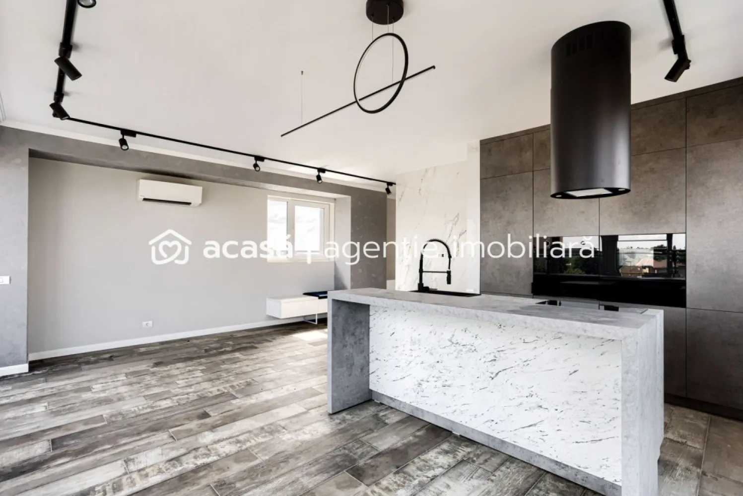 Penthouse bloc nou lângă Malul Muresului în Arad - Vă prezentăm spre vânzare un penthouse de lux deosebit, situat într-o zonă ultracentrală din Arad, special conceput pentru cei mai exigenți clienți.

Acest penthouse redefinește conceptul de confort și eleganță, având finisaje superioare și dotări de ultimă generație. 

Printre detaliile de lux se numără ferestrele mari, care oferă o notă de transparență și deschidere, creând un spațiu luminos și primitor.

Unul dintre avantajele unice ale acestui penthouse este liftul propriu, asigurându-vă intimitate și confort maxim. 

Beneficiați de lumina naturală oferită de ferestrele mari, poziționate strategic pentru a vă bucura de panorame spectaculoase.

Sistemul inteligent de încălzire în pardoseală și senzorii de inundație adaugă un plus de siguranță și eficiență. 

Nu ratați ocazia de a trăi într-un loc de prestigiu și confort suprem.

Preț: 189.000 Euro + TVA 21%

Prețul include o boxa la parterul blocului. Prețul nu include loc/locuri de parcare.

Vă invităm să ne contactați pentru mai multe detalii și pentru a programa o vizionare.
Contact: 0721356746 FLORIN MOȘ