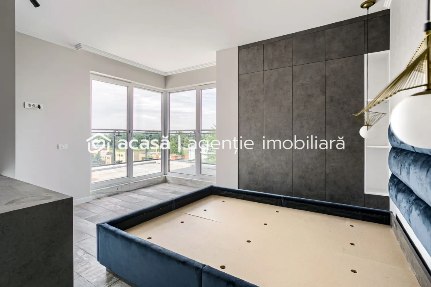 Penthouse bloc nou lângă Malul Muresului în Arad - Vă prezentăm spre vânzare un penthouse de lux deosebit, situat într-o zonă ultracentrală din Arad, special conceput pentru cei mai exigenți clienți.

Acest penthouse redefinește conceptul de confort și eleganță, având finisaje superioare și dotări de ultimă generație. 

Printre detaliile de lux se numără ferestrele mari, care oferă o notă de transparență și deschidere, creând un spațiu luminos și primitor.

Unul dintre avantajele unice ale acestui penthouse este liftul propriu, asigurându-vă intimitate și confort maxim. 

Beneficiați de lumina naturală oferită de ferestrele mari, poziționate strategic pentru a vă bucura de panorame spectaculoase.

Sistemul inteligent de încălzire în pardoseală și senzorii de inundație adaugă un plus de siguranță și eficiență. 

Nu ratați ocazia de a trăi într-un loc de prestigiu și confort suprem.

Preț: 189.000 Euro + TVA 21%

Prețul include o boxa la parterul blocului. Prețul nu include loc/locuri de parcare.

Vă invităm să ne contactați pentru mai multe detalii și pentru a programa o vizionare.
Contact: 0721356746 FLORIN MOȘ