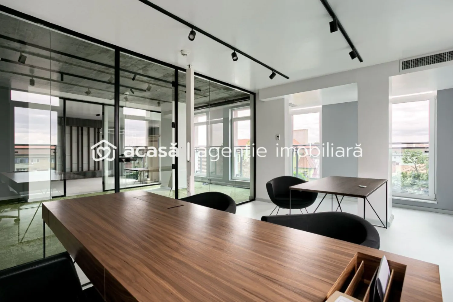 De vânzare spațiu de birouri Ultracentral în Arad - Descoperiți un spațiu de birouri unic, situat într-o zonă ultracentrală și remarcabilă din Arad!

Acest spațiu luxos redefinește conceptul de confort și eleganță, fiind finisat superior și echipat cu sisteme de ultimă generație.

Beneficiați de o luminozitate naturală excepțională datorită ferestrelor mari, perfect poziționate.

Fiecare încăpere este dotată cu sistem de ventilatie cu recuperare de căldură, asigurând un mediu de lucru confortabil pe tot parcursul anului.

Îmbinând un design deosebit cu o compartimentare inteligentă, acest spațiu este ideal pentru orice tip de activitate profesională, oferind un mediu de lucru productiv și inspirant. 
În plus, sistemul inteligent de încălzire în pardoseală și senzorii de inundație adaugă un plus de siguranță și eficiență.

Preț: 329.000 Euro+TVA 21%

Contactați-ne acum pentru mai multe detalii și pentru a programa o vizionare!
0721356746 FLORIN MOȘ
