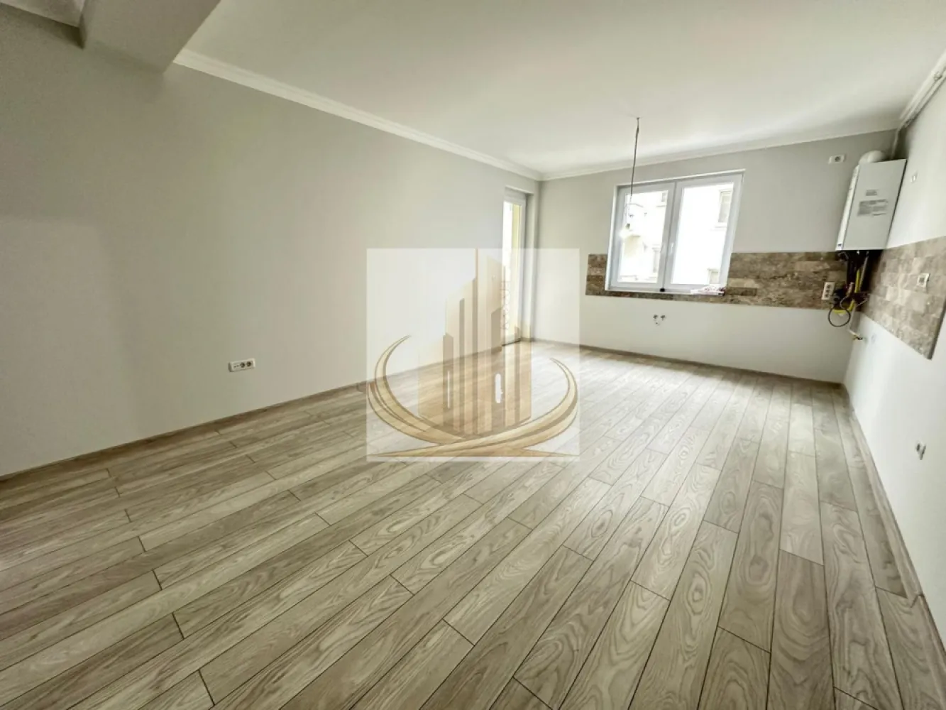 Exclusivitate | Apartament Luxury 2 Camere cu Dressinguri și Loggie - Grand Mobilis Imobiliare vă propune, în regim de exclusivitate, un apartament spectaculos cu 2 camere, realizat la standarde premium, unde eleganța, spațiile generoase și atenția la detalii se îmbină perfect pentru a oferi un stil de viață modern și rafinat.

Situat la etajul 1, într-un imobil exclusivist, apartamentul impresionează prin compartimentarea inteligentă, finisajele de top și atmosfera elegantă pe care o oferă încă de la primul pas.

Compartimentare premium

✔️ Living generos cu bucătărie open-space
✔️ Dormitor matrimonial spațios
✔️ 2 dressing-uri – spații excelente de organizare
✔️ Baie elegantă cu vană freestanding
✔️ Balcon tip loggie, cu acces atât din dormitor, cât și din zona de living/bucătărie

Suprafețele vitrate ample și compartimentarea aerisită oferă lumină naturală pe tot parcursul zilei și o senzație autentică de confort.

Finisaje & dotări premium
Travertin natural
Parchet laminat premium de 12 mm
Uși interioare MDF
Centrală termică nouă Ariston
Izolație exterioară cu polistiren de 10 cm
Camere de dimensiuni generoase
Finisaje moderne, atent alese
Imobil exclusivist

Proprietatea face parte dintr-un ansamblu rezidențial modern, ce oferă:
✔️ Acces securizat cu barieră
✔️ Loc de parcare inclus
✔️ Parcare iluminată nocturn
✔️ Locuri dedicate vizitatorilor
✔️ Casa scării finisată cu granit natural

Un apartament ideal pentru cei care apreciază calitatea, spațiile generoase și confortul unui imobil premium, într-o atmosferă elegantă și exclusivistă.

📞 Pentru informații suplimentare și programarea unei vizionări, echipa Grand Mobilis Imobiliare vă stă la dispoziție.
