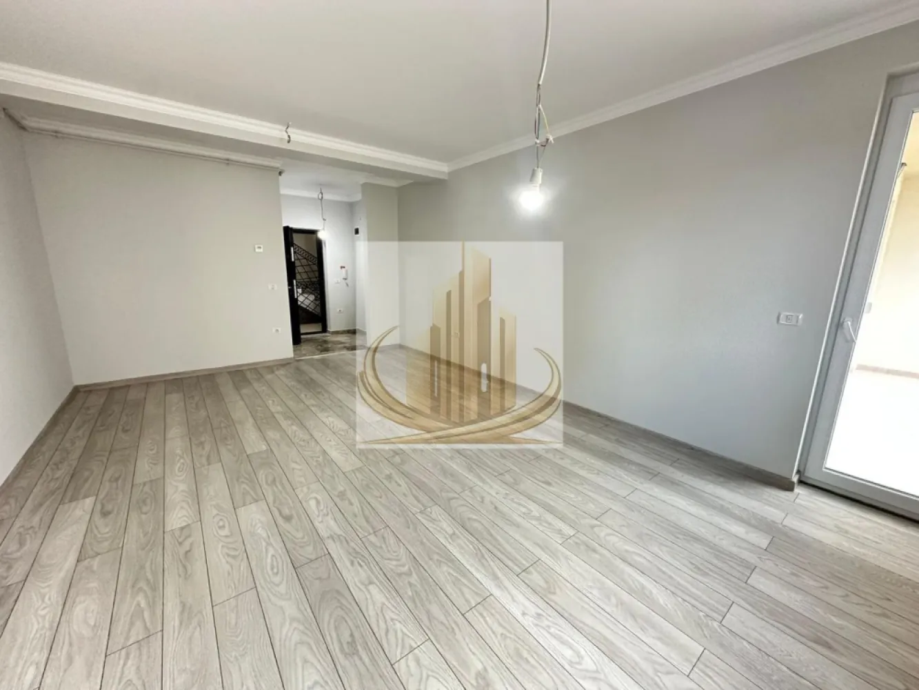 Exclusivitate | Apartament Luxury 2 Camere cu Dressinguri și Loggie - Grand Mobilis Imobiliare vă propune, în regim de exclusivitate, un apartament spectaculos cu 2 camere, realizat la standarde premium, unde eleganța, spațiile generoase și atenția la detalii se îmbină perfect pentru a oferi un stil de viață modern și rafinat.

Situat la etajul 1, într-un imobil exclusivist, apartamentul impresionează prin compartimentarea inteligentă, finisajele de top și atmosfera elegantă pe care o oferă încă de la primul pas.

Compartimentare premium

✔️ Living generos cu bucătărie open-space
✔️ Dormitor matrimonial spațios
✔️ 2 dressing-uri – spații excelente de organizare
✔️ Baie elegantă cu vană freestanding
✔️ Balcon tip loggie, cu acces atât din dormitor, cât și din zona de living/bucătărie

Suprafețele vitrate ample și compartimentarea aerisită oferă lumină naturală pe tot parcursul zilei și o senzație autentică de confort.

Finisaje & dotări premium
Travertin natural
Parchet laminat premium de 12 mm
Uși interioare MDF
Centrală termică nouă Ariston
Izolație exterioară cu polistiren de 10 cm
Camere de dimensiuni generoase
Finisaje moderne, atent alese
Imobil exclusivist

Proprietatea face parte dintr-un ansamblu rezidențial modern, ce oferă:
✔️ Acces securizat cu barieră
✔️ Loc de parcare inclus
✔️ Parcare iluminată nocturn
✔️ Locuri dedicate vizitatorilor
✔️ Casa scării finisată cu granit natural

Un apartament ideal pentru cei care apreciază calitatea, spațiile generoase și confortul unui imobil premium, într-o atmosferă elegantă și exclusivistă.

📞 Pentru informații suplimentare și programarea unei vizionări, echipa Grand Mobilis Imobiliare vă stă la dispoziție.