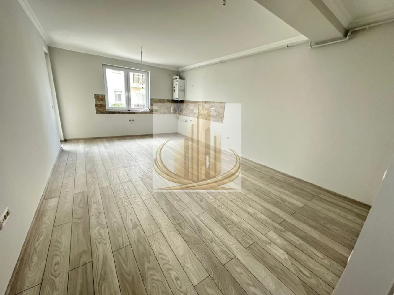 Exclusivitate | Apartament Luxury 2 Camere cu Dressinguri și Loggie - Grand Mobilis Imobiliare vă propune, în regim de exclusivitate, un apartament spectaculos cu 2 camere, realizat la standarde premium, unde eleganța, spațiile generoase și atenția la detalii se îmbină perfect pentru a oferi un stil de viață modern și rafinat.

Situat la etajul 1, într-un imobil exclusivist, apartamentul impresionează prin compartimentarea inteligentă, finisajele de top și atmosfera elegantă pe care o oferă încă de la primul pas.

Compartimentare premium

✔️ Living generos cu bucătărie open-space
✔️ Dormitor matrimonial spațios
✔️ 2 dressing-uri – spații excelente de organizare
✔️ Baie elegantă cu vană freestanding
✔️ Balcon tip loggie, cu acces atât din dormitor, cât și din zona de living/bucătărie

Suprafețele vitrate ample și compartimentarea aerisită oferă lumină naturală pe tot parcursul zilei și o senzație autentică de confort.

Finisaje & dotări premium
Travertin natural
Parchet laminat premium de 12 mm
Uși interioare MDF
Centrală termică nouă Ariston
Izolație exterioară cu polistiren de 10 cm
Camere de dimensiuni generoase
Finisaje moderne, atent alese
Imobil exclusivist

Proprietatea face parte dintr-un ansamblu rezidențial modern, ce oferă:
✔️ Acces securizat cu barieră
✔️ Loc de parcare inclus
✔️ Parcare iluminată nocturn
✔️ Locuri dedicate vizitatorilor
✔️ Casa scării finisată cu granit natural

Un apartament ideal pentru cei care apreciază calitatea, spațiile generoase și confortul unui imobil premium, într-o atmosferă elegantă și exclusivistă.

📞 Pentru informații suplimentare și programarea unei vizionări, echipa Grand Mobilis Imobiliare vă stă la dispoziție.