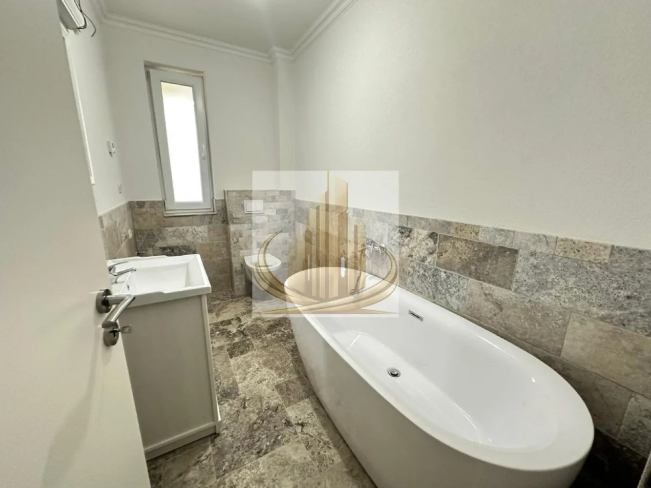 Exclusivitate | Apartament Luxury 2 Camere cu Dressinguri și Loggie - Grand Mobilis Imobiliare vă propune, în regim de exclusivitate, un apartament spectaculos cu 2 camere, realizat la standarde premium, unde eleganța, spațiile generoase și atenția la detalii se îmbină perfect pentru a oferi un stil de viață modern și rafinat.

Situat la etajul 1, într-un imobil exclusivist, apartamentul impresionează prin compartimentarea inteligentă, finisajele de top și atmosfera elegantă pe care o oferă încă de la primul pas.

Compartimentare premium

✔️ Living generos cu bucătărie open-space
✔️ Dormitor matrimonial spațios
✔️ 2 dressing-uri – spații excelente de organizare
✔️ Baie elegantă cu vană freestanding
✔️ Balcon tip loggie, cu acces atât din dormitor, cât și din zona de living/bucătărie

Suprafețele vitrate ample și compartimentarea aerisită oferă lumină naturală pe tot parcursul zilei și o senzație autentică de confort.

Finisaje & dotări premium
Travertin natural
Parchet laminat premium de 12 mm
Uși interioare MDF
Centrală termică nouă Ariston
Izolație exterioară cu polistiren de 10 cm
Camere de dimensiuni generoase
Finisaje moderne, atent alese
Imobil exclusivist

Proprietatea face parte dintr-un ansamblu rezidențial modern, ce oferă:
✔️ Acces securizat cu barieră
✔️ Loc de parcare inclus
✔️ Parcare iluminată nocturn
✔️ Locuri dedicate vizitatorilor
✔️ Casa scării finisată cu granit natural

Un apartament ideal pentru cei care apreciază calitatea, spațiile generoase și confortul unui imobil premium, într-o atmosferă elegantă și exclusivistă.

📞 Pentru informații suplimentare și programarea unei vizionări, echipa Grand Mobilis Imobiliare vă stă la dispoziție.