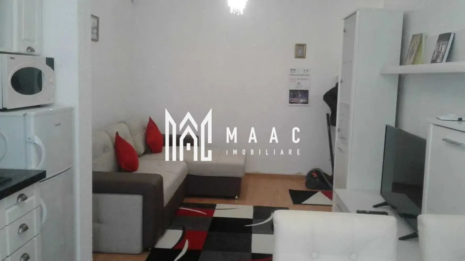 Apartament 2 Camere I Modern I Etaj 1 I City Residence - Vă oferim spre închiriere un apartament modern cu 2 camere decomandate, situat la etajul 1 al unui imobil dotat cu lift, ideal pentru cei care își doresc confort, accesibilitate și o locație bine conectată.

Locuința are o suprafață utilă de 41 mp, la care se adaugă un balcon generos de 7 mp, perfect pentru relaxare sau spațiu suplimentar de confort.

Compartimentare și dotări:
Living luminos
Dormitor decomandat
Bucătărie practică și bine organizată
Baie dotată cu duș și toate utilitățile necesare
Balcon de 7 mp
Pardoseli din lemn ce oferă un ambient cald și primitor

Beneficii:
Etaj 1 – acces facil și confort sporit
Imobil prevăzut cu lift
Loc de parcare inclus în preț
Compartimentare eficientă și funcțională
Ideal pentru cupluri sau persoane active

Localizare:
Aproape de parcuri și zone comerciale
Acces rapid către școli, grădinițe și centre medicale
Stații de transport public în imediata apropiere
Zonă bine conectată și apreciată pentru confortul urban

Un apartament modern și primitor, potrivit pentru cei care caută o locuință echilibrată, într-o zonă cu acces rapid către toate facilitățile importante ale orașului.

Pentru informati si vizionari: CP3081990