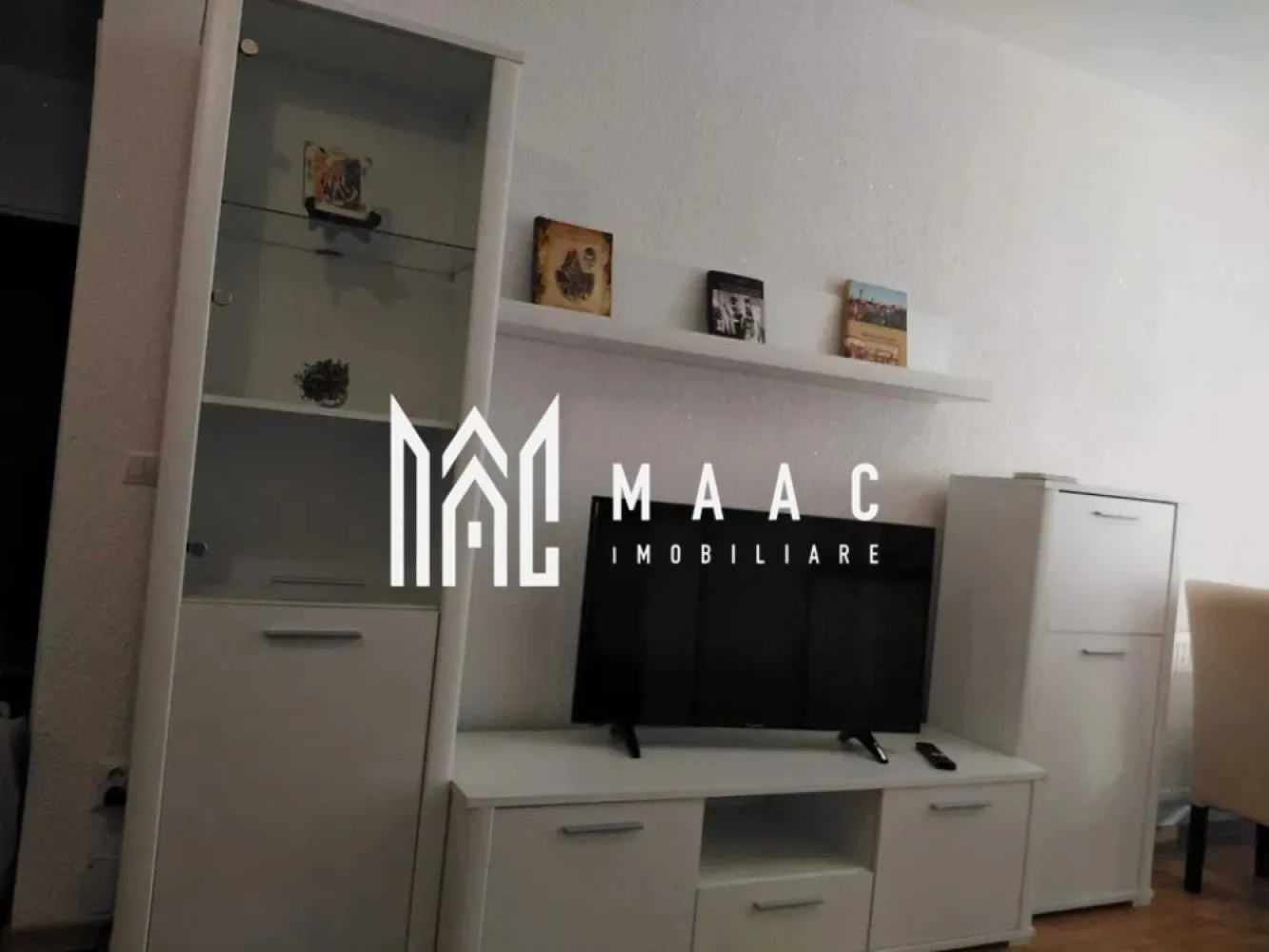 Apartament 2 Camere I Modern I Etaj 1 I City Residence - Vă oferim spre închiriere un apartament modern cu 2 camere decomandate, situat la etajul 1 al unui imobil dotat cu lift, ideal pentru cei care își doresc confort, accesibilitate și o locație bine conectată.

Locuința are o suprafață utilă de 41 mp, la care se adaugă un balcon generos de 7 mp, perfect pentru relaxare sau spațiu suplimentar de confort.

Compartimentare și dotări:
Living luminos
Dormitor decomandat
Bucătărie practică și bine organizată
Baie dotată cu duș și toate utilitățile necesare
Balcon de 7 mp
Pardoseli din lemn ce oferă un ambient cald și primitor

Beneficii:
Etaj 1 – acces facil și confort sporit
Imobil prevăzut cu lift
Loc de parcare inclus în preț
Compartimentare eficientă și funcțională
Ideal pentru cupluri sau persoane active

Localizare:
Aproape de parcuri și zone comerciale
Acces rapid către școli, grădinițe și centre medicale
Stații de transport public în imediata apropiere
Zonă bine conectată și apreciată pentru confortul urban

Un apartament modern și primitor, potrivit pentru cei care caută o locuință echilibrată, într-o zonă cu acces rapid către toate facilitățile importante ale orașului.

Pentru informati si vizionari: CP3081990