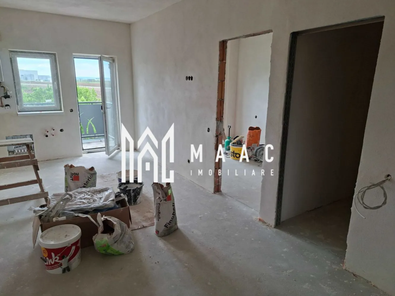 Apartament 4 camere | 94 MPU | La cheie | Turnisor - MAAC Imobiliare vă prezintă un apartament decomandat cu 4 camere, dispus pe două niveluri, situat într-un imobil construit în anul 2025 in zona Turnisor.

Locuința are o suprafață utilă de 94 mp, este poziționată la etajul 3 și beneficiază de balcon, logie și loc de parcare inclus în curtea interioară securizată cu barieră. Există și posibilitatea achiziționării unui loc suplimentar de parcare.

Compartimentare:
Primul nivel
Living cu bucătărie open space și ieșire pe balcon
Dormitor cu acces în logie
Baie
Cămară
Hol și scară de acces către etaj.

Etaj
2 dormitoare
Baie.

Dotări și finisaje:
Centrală termică Bosch
Încălzire în pardoseală la ambele niveluri
Geamuri termopan Salamander cu 3 foi de sticlă
Mansardă izolată cu vată minerală dublă de 20 cm
Certificat energetic clasa A
Se predă la cheie.

Avantaje suplimentare:
Fiecare client își poate alege gresia, faianța și parchetul, pentru personalizarea locuinței după propriul gust in acest buget.

Avantaje locație:
Apartamentul este amplasat într-o zonă foarte bine conectată, aproape de centre comerciale, restaurante, cafenele, școli și zone verzi pentru relaxare. Accesul către principalele puncte de interes este rapid și facil.

Pentru mai multe informații, specificați ca ați văzut anunțul cu ID: CP3081422