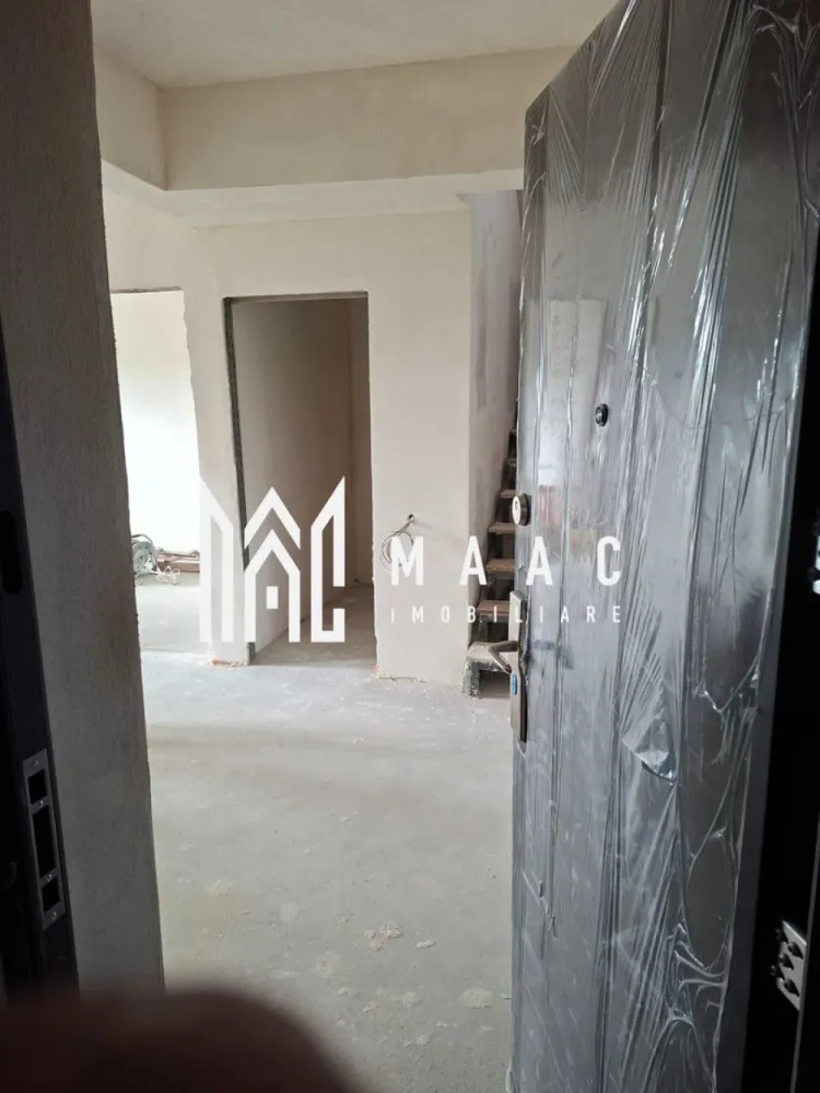 Apartament 4 camere | 94 MPU | La cheie | Turnisor - MAAC Imobiliare vă prezintă un apartament decomandat cu 4 camere, dispus pe două niveluri, situat într-un imobil construit în anul 2025 in zona Turnisor.

Locuința are o suprafață utilă de 94 mp, este poziționată la etajul 3 și beneficiază de balcon, logie și loc de parcare inclus în curtea interioară securizată cu barieră. Există și posibilitatea achiziționării unui loc suplimentar de parcare.

Compartimentare:
Primul nivel
Living cu bucătărie open space și ieșire pe balcon
Dormitor cu acces în logie
Baie
Cămară
Hol și scară de acces către etaj.

Etaj
2 dormitoare
Baie.

Dotări și finisaje:
Centrală termică Bosch
Încălzire în pardoseală la ambele niveluri
Geamuri termopan Salamander cu 3 foi de sticlă
Mansardă izolată cu vată minerală dublă de 20 cm
Certificat energetic clasa A
Se predă la cheie.

Avantaje suplimentare:
Fiecare client își poate alege gresia, faianța și parchetul, pentru personalizarea locuinței după propriul gust in acest buget.

Avantaje locație:
Apartamentul este amplasat într-o zonă foarte bine conectată, aproape de centre comerciale, restaurante, cafenele, școli și zone verzi pentru relaxare. Accesul către principalele puncte de interes este rapid și facil.

Pentru mai multe informații, specificați ca ați văzut anunțul cu ID: CP3081422