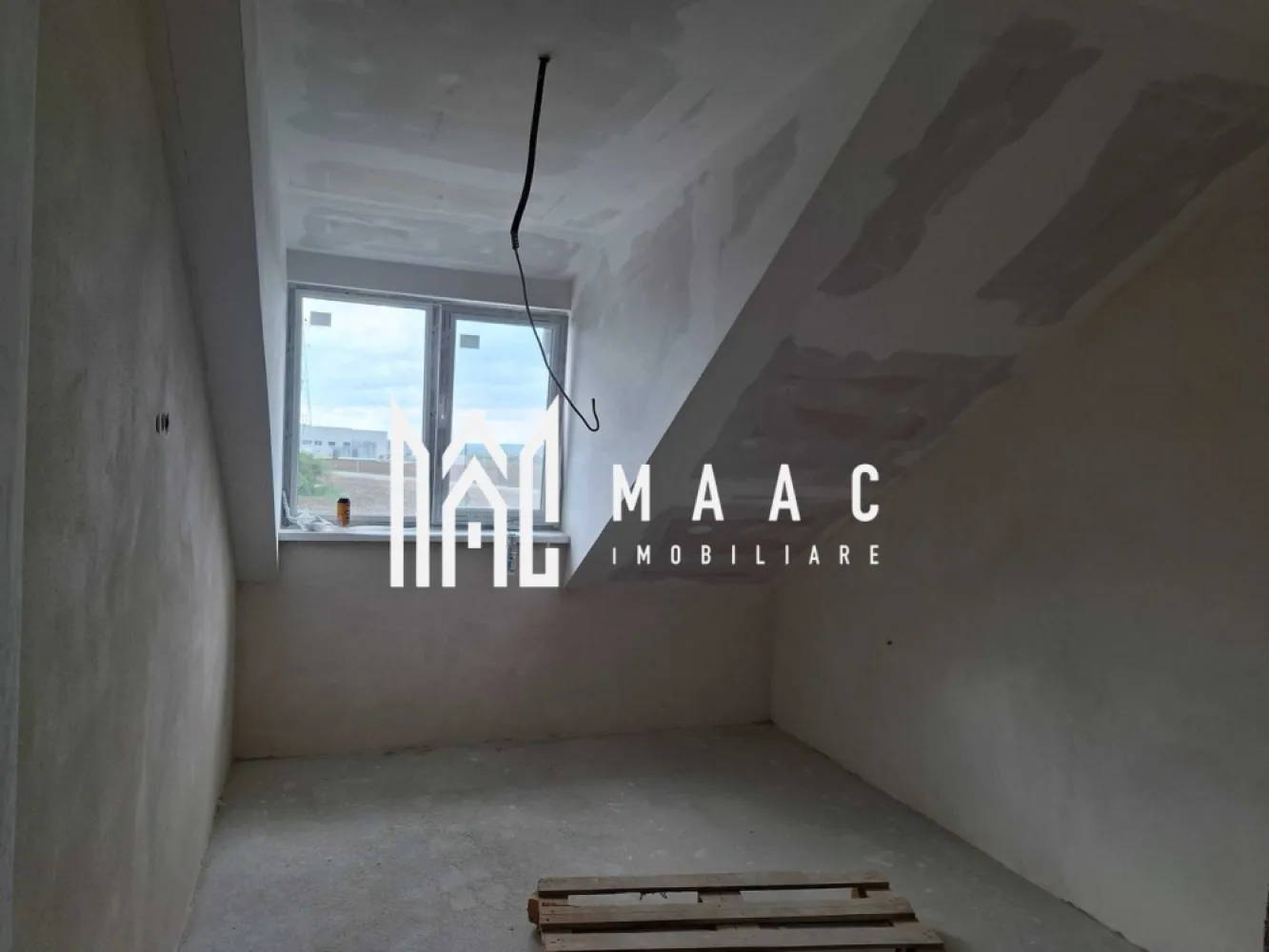 Apartament 4 camere | 94 MPU | La cheie | Turnisor - MAAC Imobiliare vă prezintă un apartament decomandat cu 4 camere, dispus pe două niveluri, situat într-un imobil construit în anul 2025 in zona Turnisor.

Locuința are o suprafață utilă de 94 mp, este poziționată la etajul 3 și beneficiază de balcon, logie și loc de parcare inclus în curtea interioară securizată cu barieră. Există și posibilitatea achiziționării unui loc suplimentar de parcare.

Compartimentare:
Primul nivel
Living cu bucătărie open space și ieșire pe balcon
Dormitor cu acces în logie
Baie
Cămară
Hol și scară de acces către etaj.

Etaj
2 dormitoare
Baie.

Dotări și finisaje:
Centrală termică Bosch
Încălzire în pardoseală la ambele niveluri
Geamuri termopan Salamander cu 3 foi de sticlă
Mansardă izolată cu vată minerală dublă de 20 cm
Certificat energetic clasa A
Se predă la cheie.

Avantaje suplimentare:
Fiecare client își poate alege gresia, faianța și parchetul, pentru personalizarea locuinței după propriul gust in acest buget.

Avantaje locație:
Apartamentul este amplasat într-o zonă foarte bine conectată, aproape de centre comerciale, restaurante, cafenele, școli și zone verzi pentru relaxare. Accesul către principalele puncte de interes este rapid și facil.

Pentru mai multe informații, specificați ca ați văzut anunțul cu ID: CP3081422