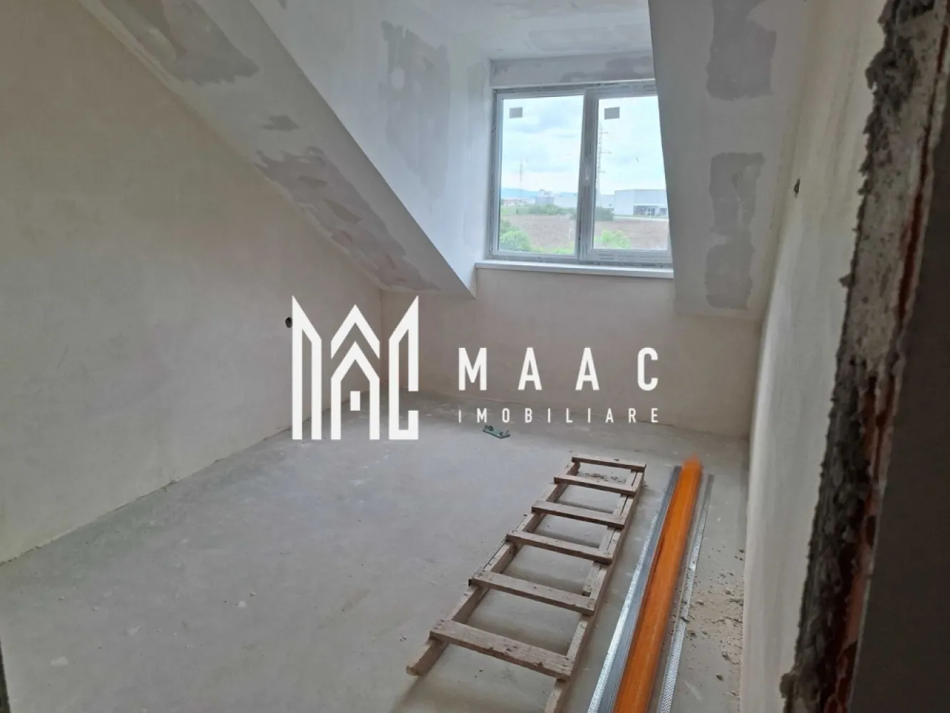 Apartament 4 camere | 94 MPU | La cheie | Turnisor - MAAC Imobiliare vă prezintă un apartament decomandat cu 4 camere, dispus pe două niveluri, situat într-un imobil construit în anul 2025 in zona Turnisor.

Locuința are o suprafață utilă de 94 mp, este poziționată la etajul 3 și beneficiază de balcon, logie și loc de parcare inclus în curtea interioară securizată cu barieră. Există și posibilitatea achiziționării unui loc suplimentar de parcare.

Compartimentare:
Primul nivel
Living cu bucătărie open space și ieșire pe balcon
Dormitor cu acces în logie
Baie
Cămară
Hol și scară de acces către etaj.

Etaj
2 dormitoare
Baie.

Dotări și finisaje:
Centrală termică Bosch
Încălzire în pardoseală la ambele niveluri
Geamuri termopan Salamander cu 3 foi de sticlă
Mansardă izolată cu vată minerală dublă de 20 cm
Certificat energetic clasa A
Se predă la cheie.

Avantaje suplimentare:
Fiecare client își poate alege gresia, faianța și parchetul, pentru personalizarea locuinței după propriul gust in acest buget.

Avantaje locație:
Apartamentul este amplasat într-o zonă foarte bine conectată, aproape de centre comerciale, restaurante, cafenele, școli și zone verzi pentru relaxare. Accesul către principalele puncte de interes este rapid și facil.

Pentru mai multe informații, specificați ca ați văzut anunțul cu ID: CP3081422