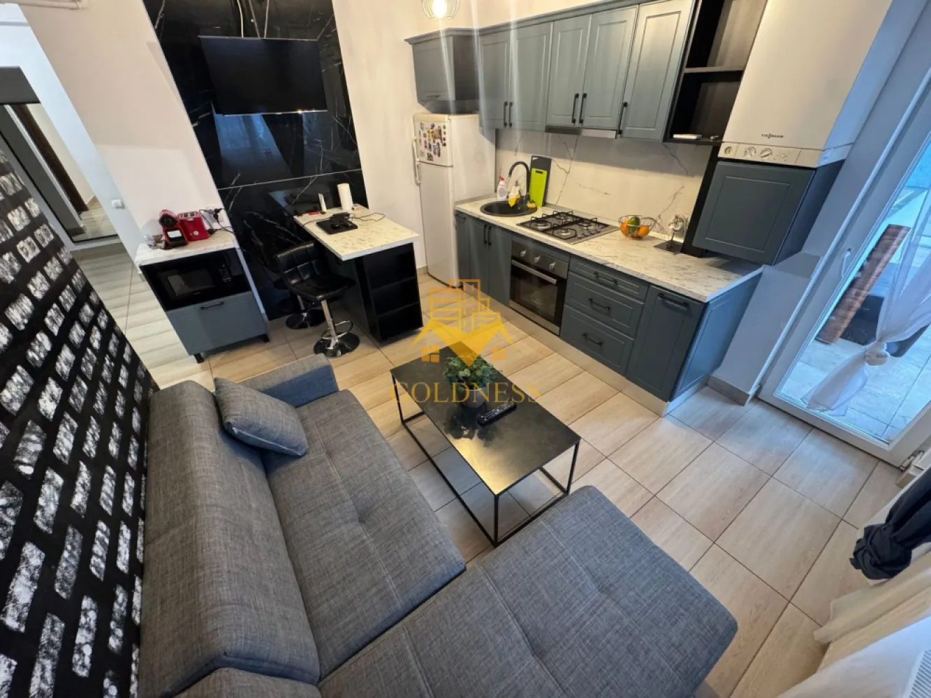 3 camere open-space, balcon, C. Brancusi, Alverna, Gheorgheni - GOLDNESS Imobiliare va propune spre inchiriere un apartament cu 2 camere complet mobilat si utilat, la etajul 8 intr-un imobil de 9 etaje, in Cartierul Gheorgheni, Zona Alverna.
Posibilitatea de a parca in zona.
Se afla in apropierea statiilor de transport in comun, magazine, restaurante, spatii verzi, farmacii, etc. 

Apartamentul este compartimentat astfel:
 - dormitor cu pat matrimonial, dressing, noptiere
 -dormitor cu canapea, comoda, dulap
 - living cu bucatarie open space complet utilata si mobilata, canapea extensibila, loc de servit masa 
 - baie cu cada, calorifer port prosop si dulap pentru depozitare.
 
Imobilul este dotat cu toate cele necesare- centrala proprie, frigider, aragaz, hota, masina de spalat haine, Aer conditionat, etc. 

Daca sunteti interesati de acest apartament si doriti sa il vizionati, dar si pentru alte oferte nu ezitati sa ne contactati telefonic sau prin e-mail. Va stam la dispozitie!
Pentru intermediere se percepe un comision de 50% din pretul chiriei!