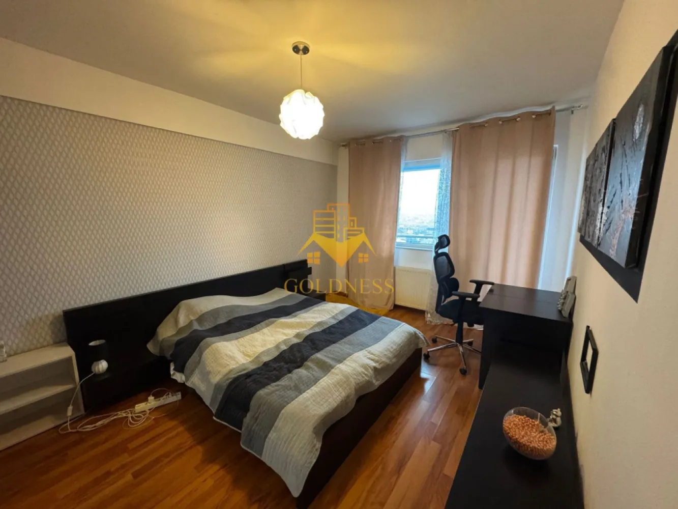 3 camere open-space, balcon, C. Brancusi, Alverna, Gheorgheni - GOLDNESS Imobiliare va propune spre inchiriere un apartament cu 2 camere complet mobilat si utilat, la etajul 8 intr-un imobil de 9 etaje, in Cartierul Gheorgheni, Zona Alverna.
Posibilitatea de a parca in zona.
Se afla in apropierea statiilor de transport in comun, magazine, restaurante, spatii verzi, farmacii, etc. 

Apartamentul este compartimentat astfel:
 - dormitor cu pat matrimonial, dressing, noptiere
 -dormitor cu canapea, comoda, dulap
 - living cu bucatarie open space complet utilata si mobilata, canapea extensibila, loc de servit masa 
 - baie cu cada, calorifer port prosop si dulap pentru depozitare.
 
Imobilul este dotat cu toate cele necesare- centrala proprie, frigider, aragaz, hota, masina de spalat haine, Aer conditionat, etc. 

Daca sunteti interesati de acest apartament si doriti sa il vizionati, dar si pentru alte oferte nu ezitati sa ne contactati telefonic sau prin e-mail. Va stam la dispozitie!
Pentru intermediere se percepe un comision de 50% din pretul chiriei!