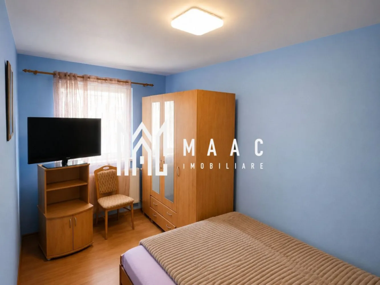 Garsonieră Mobilată și Utilată I Decomandata I Etaj 3/4 I Otelarilor - MAAC Imobiliare vă prezintă o garsonieră decomandată, situată în zona Compa, pe strada Oțelarilor, într-o locație cu acces rapid către principalele zone de interes ale orașului.

Locuința are o suprafață utilă de 23 mp și este amplasată la etajul 3 din 4 al unui imobil bine întreținut.

Compartimentare:
bucătărie separată
dormitor
hol
baie

Garsoniera se vinde complet mobilată și utilată, fiind potrivită atât pentru locuit, cât și pentru investiție.

Puncte forte:
compartimentare decomandată
bucătărie separată
etaj intermediar
acces facil către magazine, transport public și centre comerciale
disponibilă imediat

Pentru mai multe informații sau pentru programarea unei vizionări, vă rugăm să ne contactați și să menționați ID-ul proprietății: CP3079039.