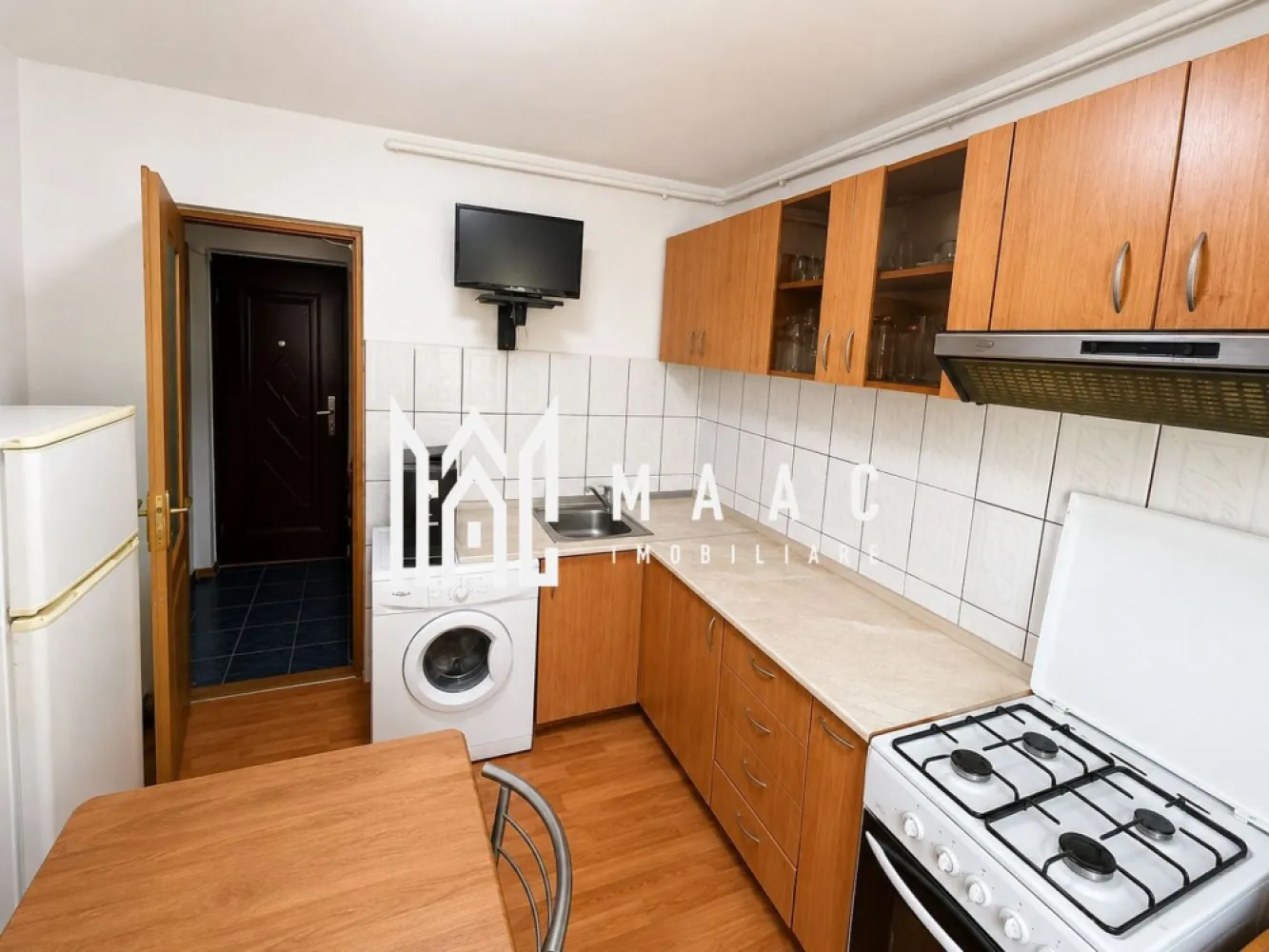 Garsonieră Mobilată și Utilată I Decomandata I Etaj 3/4 I Otelarilor - MAAC Imobiliare vă prezintă o garsonieră decomandată, situată în zona Compa, pe strada Oțelarilor, într-o locație cu acces rapid către principalele zone de interes ale orașului.

Locuința are o suprafață utilă de 23 mp și este amplasată la etajul 3 din 4 al unui imobil bine întreținut.

Compartimentare:
bucătărie separată
dormitor
hol
baie

Garsoniera se vinde complet mobilată și utilată, fiind potrivită atât pentru locuit, cât și pentru investiție.

Puncte forte:
compartimentare decomandată
bucătărie separată
etaj intermediar
acces facil către magazine, transport public și centre comerciale
disponibilă imediat

Pentru mai multe informații sau pentru programarea unei vizionări, vă rugăm să ne contactați și să menționați ID-ul proprietății: CP3079039.