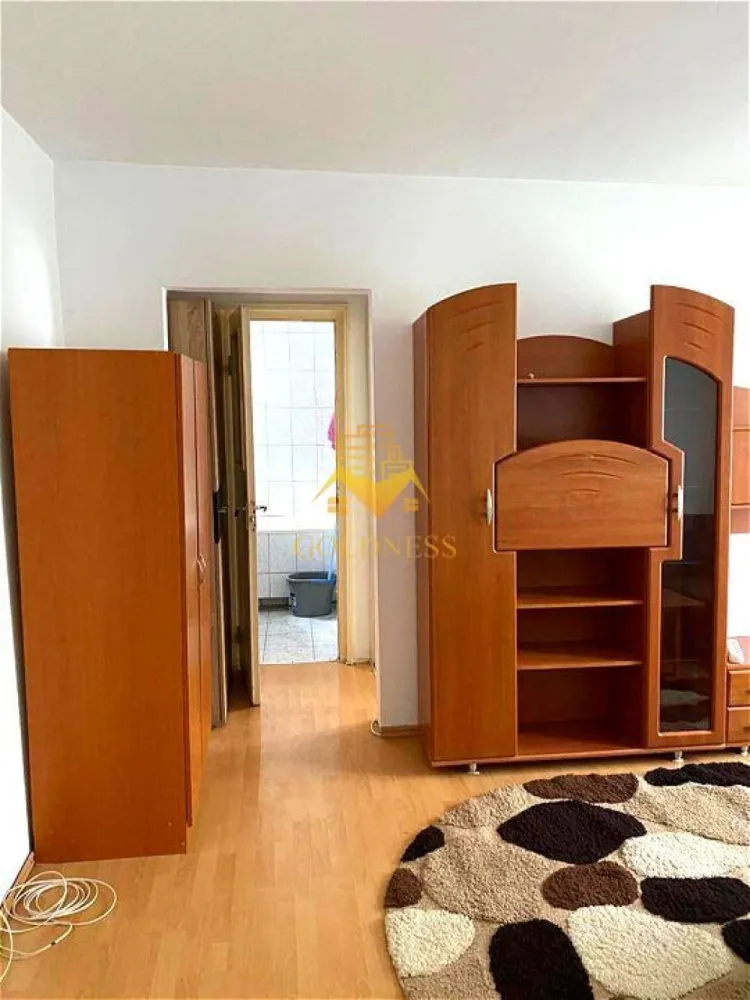 2 camere, Manastur, Primaverii, Panemar, Bucium, Academia de Muzica - GOLDNESS Imobiliare vă propune spre închiriere un apartament cu 2 camere semidecomandate mobilat și utilat, la etajul 4 într-un imobil de 4 etaje, în cartierul Manastur 

Apartamentul este compartimentat astfel:
 - dormitor cu pat matrimonial, dulap
 - living (camera de trecere) cu o canapea extensibilă
 -bucatarie complet utilata, loc de servit masa
 - baie cu cada, calorifer port prosop inox.

Imobilul este dotat cu toate cele necesare- centrală proprie, mașină de spălat haine, frigider, plită electrică, hotă, etc. 
Se află în apropierea stațiilor de transport în comun, magazine, restaurante, spații verzi, farmacii, etc. 

Dacă sunteți interesați de acest apartament și doriți să îl vizionați, dar și pentru alte oferte sau detalii nu ezitați să ne contactați telefonic sau prin e-mail. Vă stăm la dispoziție!

Pentru intermediere se percepe un comision de 50% din prețul chiriei!