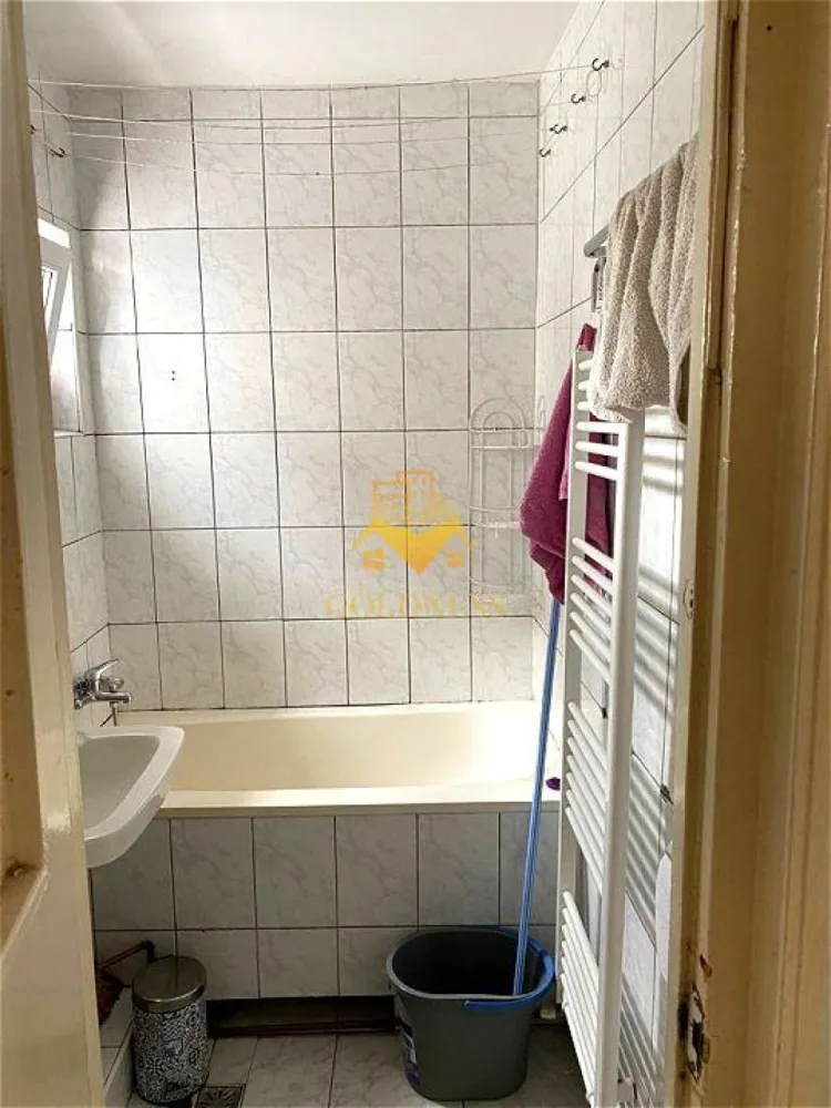 2 camere, Manastur, Primaverii, Panemar, Bucium, Academia de Muzica - GOLDNESS Imobiliare vă propune spre închiriere un apartament cu 2 camere semidecomandate mobilat și utilat, la etajul 4 într-un imobil de 4 etaje, în cartierul Manastur 

Apartamentul este compartimentat astfel:
 - dormitor cu pat matrimonial, dulap
 - living (camera de trecere) cu o canapea extensibilă
 -bucatarie complet utilata, loc de servit masa
 - baie cu cada, calorifer port prosop inox.

Imobilul este dotat cu toate cele necesare- centrală proprie, mașină de spălat haine, frigider, plită electrică, hotă, etc. 
Se află în apropierea stațiilor de transport în comun, magazine, restaurante, spații verzi, farmacii, etc. 

Dacă sunteți interesați de acest apartament și doriți să îl vizionați, dar și pentru alte oferte sau detalii nu ezitați să ne contactați telefonic sau prin e-mail. Vă stăm la dispoziție!

Pentru intermediere se percepe un comision de 50% din prețul chiriei!