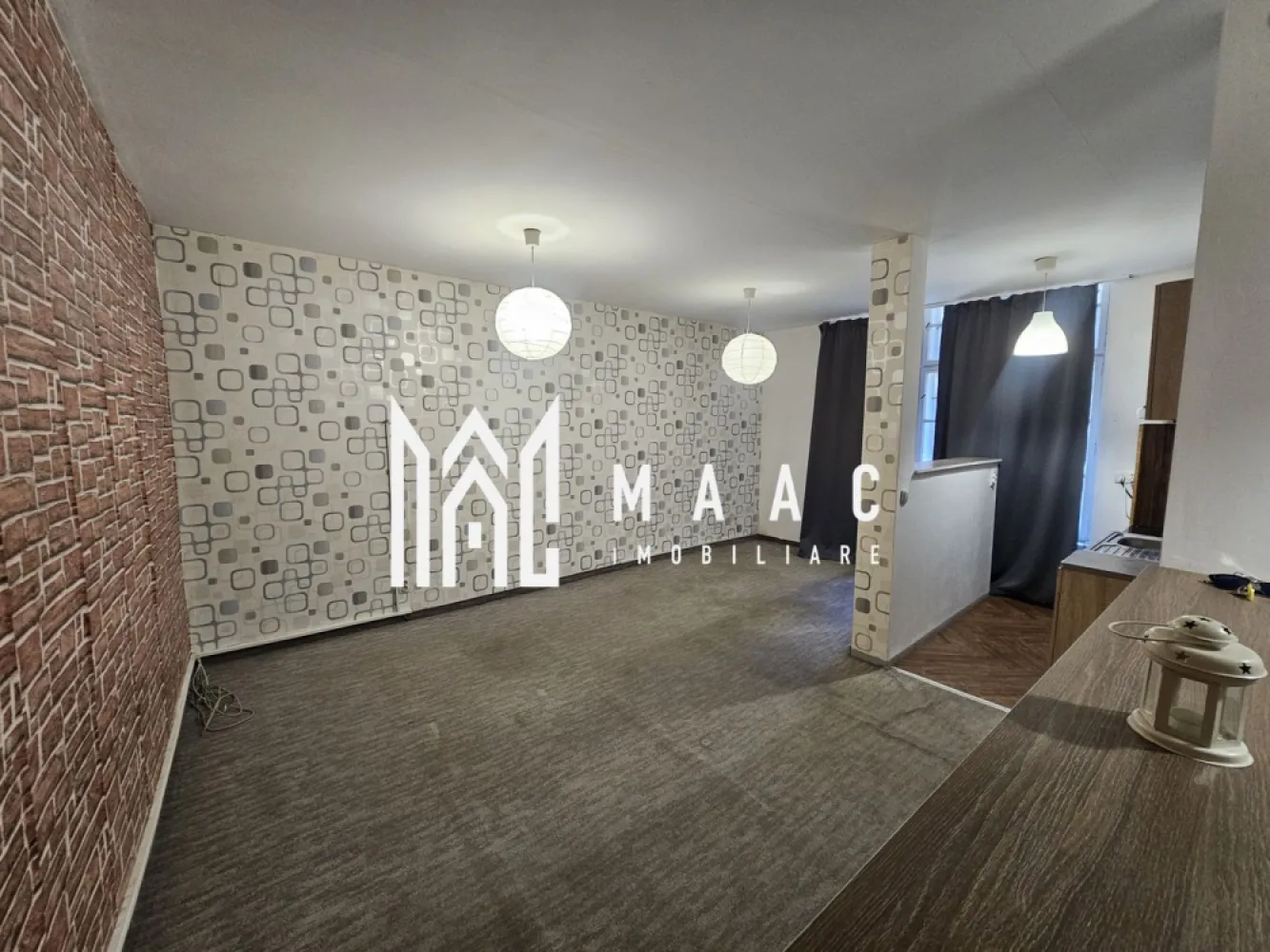 Garsoniera | 35 mpu | Parter inalt | Strada 9 Mai - MAAC Imobiliare vă propune spre închiriere o garsonieră tip studio, situată în zona centrală, pe strada 9 Mai.

Locuința are o suprafață utilă de 35 mp și este amplasată la parter înalt, oferind un acces facil și un plus de confort.

Garsoniera este compartimentată eficient, în stil open-space, fiind ideală pentru o persoană sau un cuplu. Spațiul este luminos și bine organizat, oferind un ambient plăcut și funcțional.

Baia este dotată cu cabină de duș și mașină de spălat rufe, asigurând toate facilitățile necesare unui stil de viață modern.

Proprietatea se închiriază pe o perioadă minimă de 12 luni și nu se acceptă animale de companie.

Poziționarea centrală oferă acces rapid către puncte de interes, mijloace de transport, magazine și alte facilități urbane.

Disponibilă imediat.

Pentru mai multe detalii sau programarea unei vizionări, vă stăm cu drag la dispoziție!
CP: CP3066110.