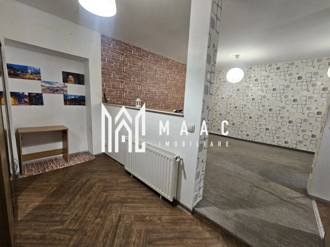 Garsoniera | 35 mpu | Parter inalt | Strada 9 Mai - MAAC Imobiliare vă propune spre închiriere o garsonieră tip studio, situată în zona centrală, pe strada 9 Mai.

Locuința are o suprafață utilă de 35 mp și este amplasată la parter înalt, oferind un acces facil și un plus de confort.

Garsoniera este compartimentată eficient, în stil open-space, fiind ideală pentru o persoană sau un cuplu. Spațiul este luminos și bine organizat, oferind un ambient plăcut și funcțional.

Baia este dotată cu cabină de duș și mașină de spălat rufe, asigurând toate facilitățile necesare unui stil de viață modern.

Proprietatea se închiriază pe o perioadă minimă de 12 luni și nu se acceptă animale de companie.

Poziționarea centrală oferă acces rapid către puncte de interes, mijloace de transport, magazine și alte facilități urbane.

Disponibilă imediat.

Pentru mai multe detalii sau programarea unei vizionări, vă stăm cu drag la dispoziție!
CP: CP3066110.